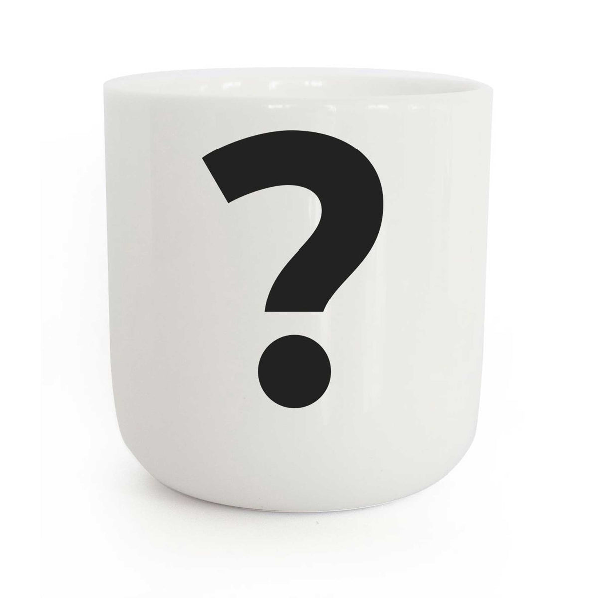 ? | TAZA de café y té blanca con tipografía negra | Serie Letters & Glyphs | PLTY