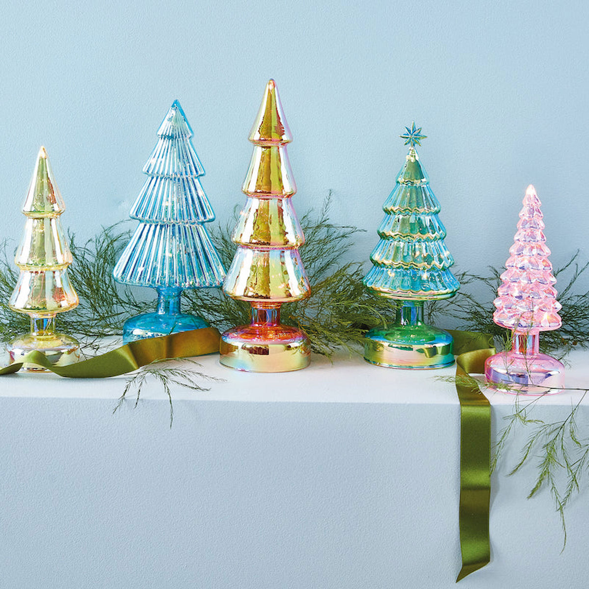 Petits sapins de Noël lumineux en verre à LED colorés - Sapins de Noël en verre avec éclairage LED - Lot de 5 | MoMA