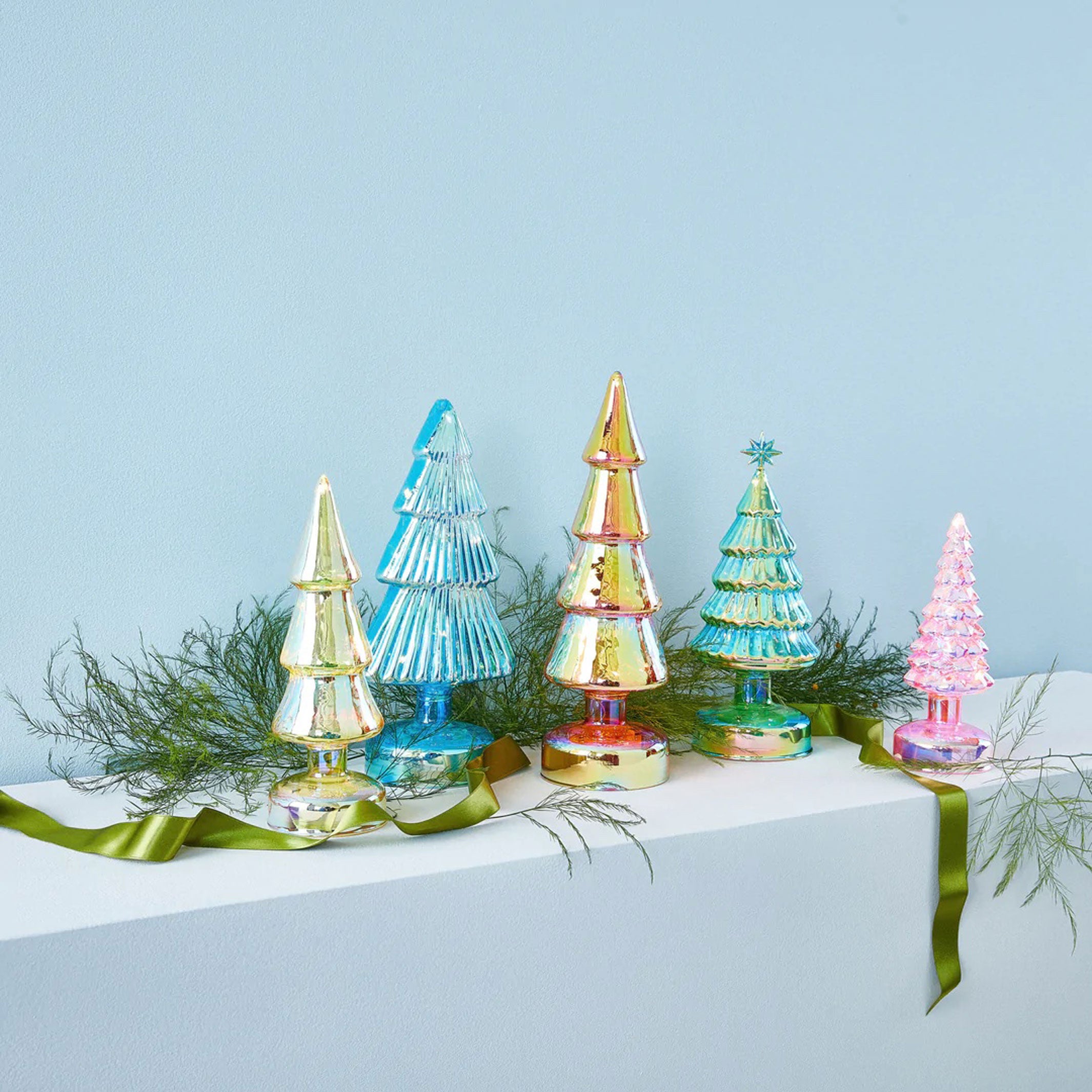 Petits sapins de Noël lumineux en verre à LED colorés - Sapins de Noël en verre avec éclairage LED - Lot de 5 | MoMA