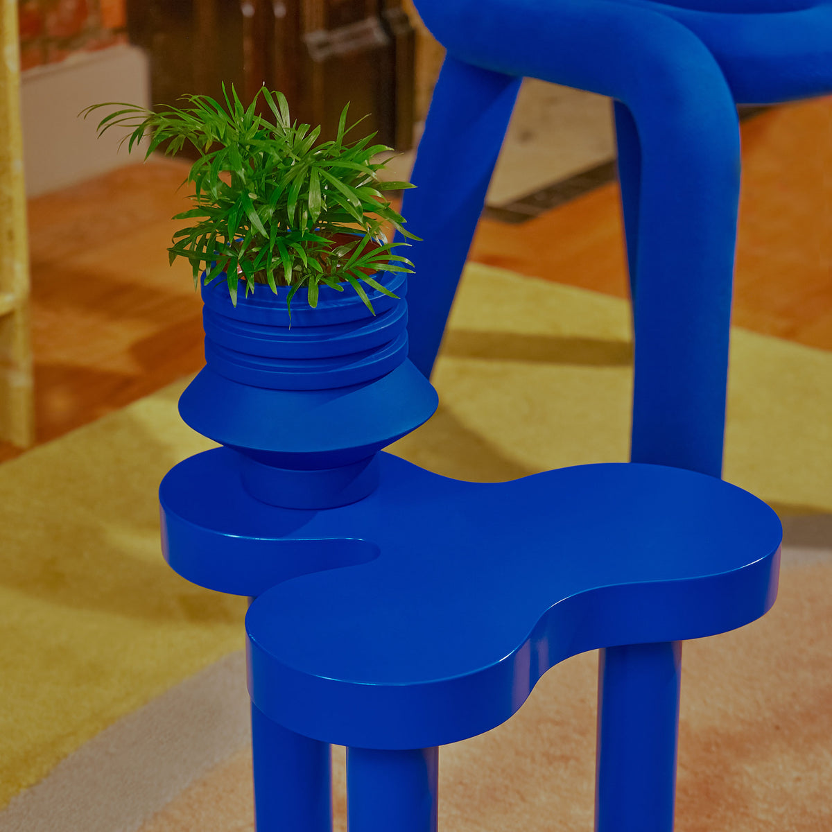 NAVIRE POUR PLANTES STRATA | POT DE FLEUR ET JARDINIÈRE bleu | Simone Brewster | Sont conscients