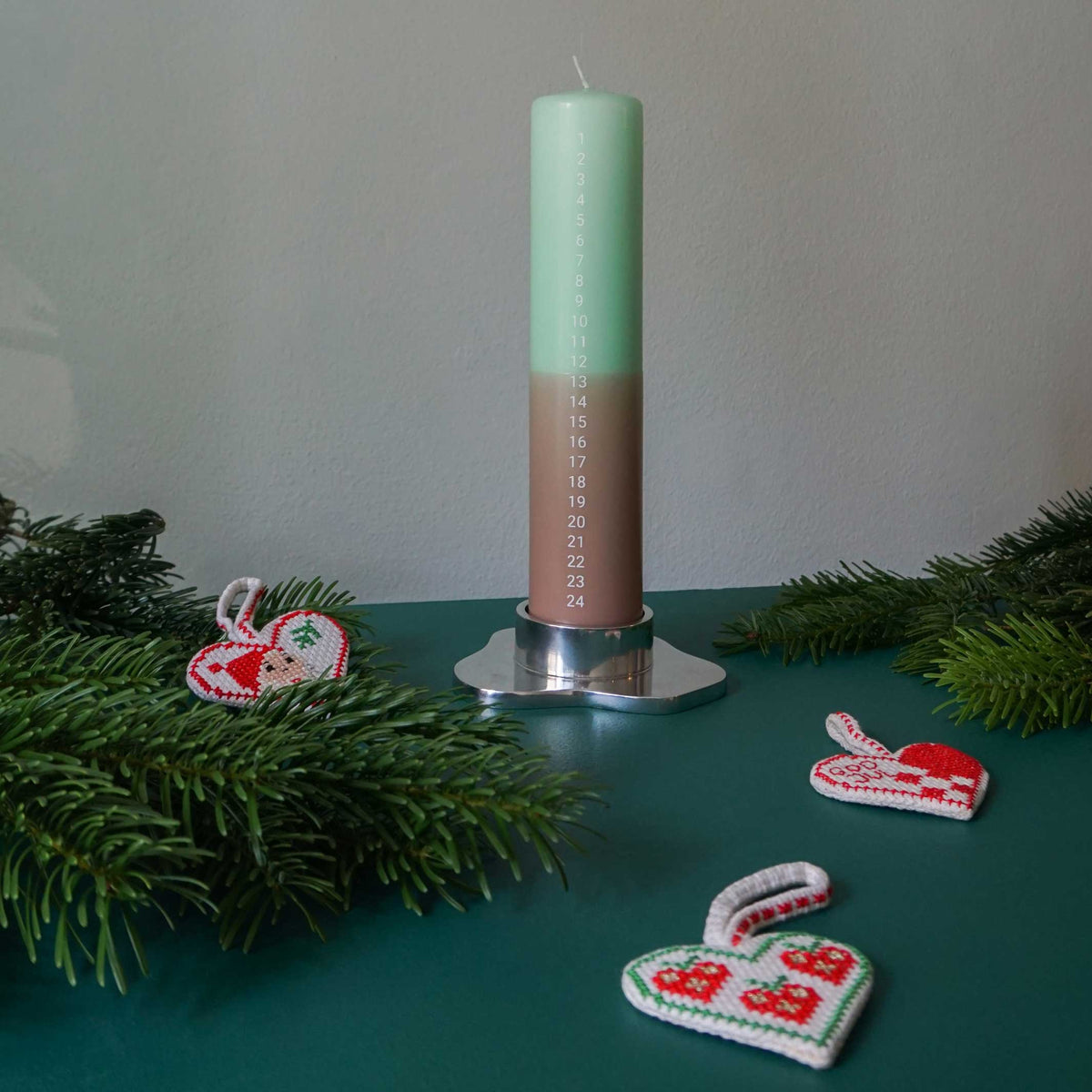 LUMIÈRE DU CALENDRIER NO. 1 | BOUGIE Compte à rebours de l’Avent et de Noël | beige menthe | ChercheursGardiens
