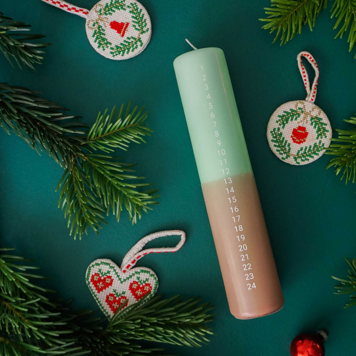 LUMIÈRE DU CALENDRIER NO. 1 | BOUGIE Compte à rebours de l’Avent et de Noël | beige menthe | ChercheursGardiens