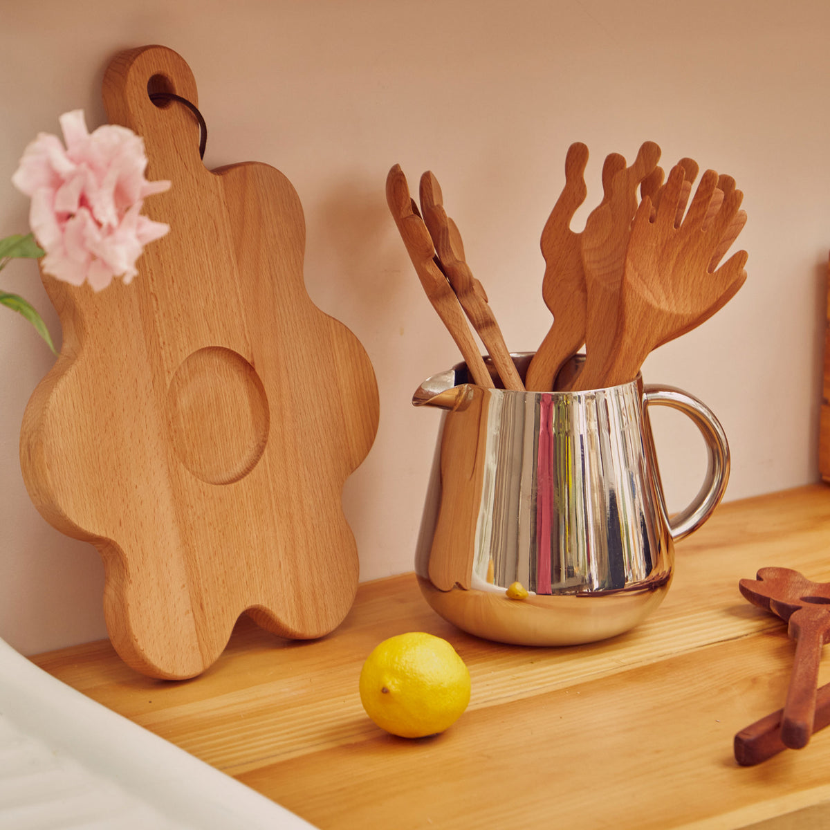 SERVING FRIENDS BOARD - großes Holz-Schneidebrett - 28x37 cm | Selena Liu | Areaware