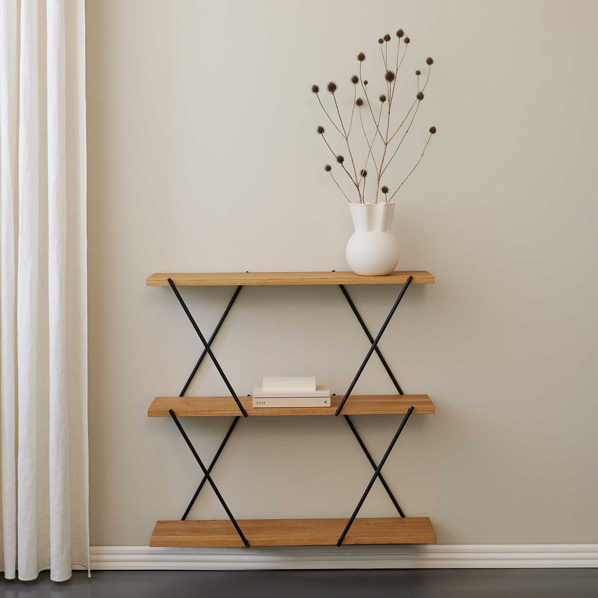 Wandregal XO2 – FSC-Eiche · Stahl · 2 Ebenen | Spring Copenhagen · Wohnzimmer Regal