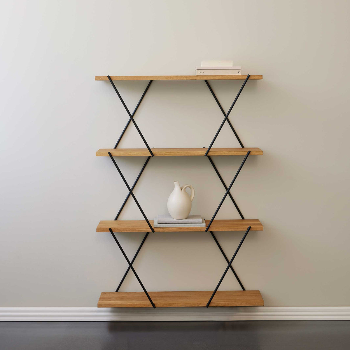 Wandregal XO2 – FSC-Eiche · Stahl · 2 Ebenen | Spring Copenhagen · Wohnzimmer Regal