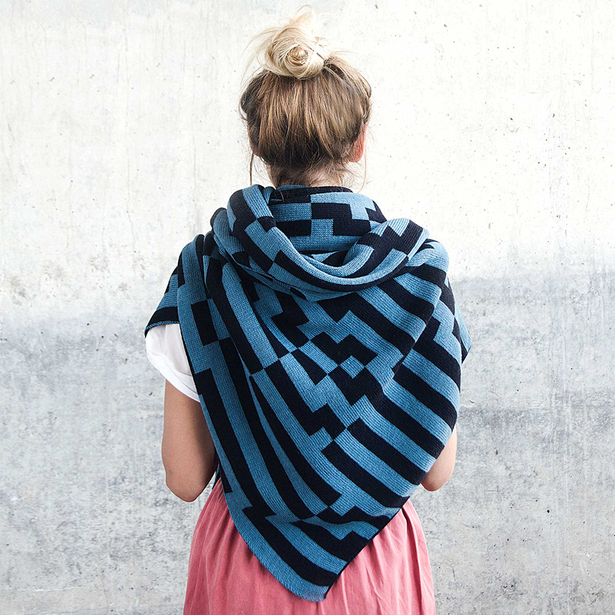 BITMAP ZOOM IN 5 | blau & schwarze SCHAL-STOLA | 194x64 cm | 100% Merino Wolle | Cristian Zuzunaga