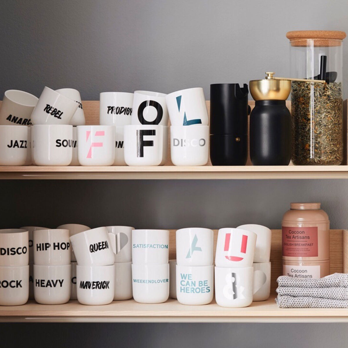 HEDONIST | weisser Kaffee- & Tee-BECHER mit schwarzer Typo | Attitude Serie | PLTY
