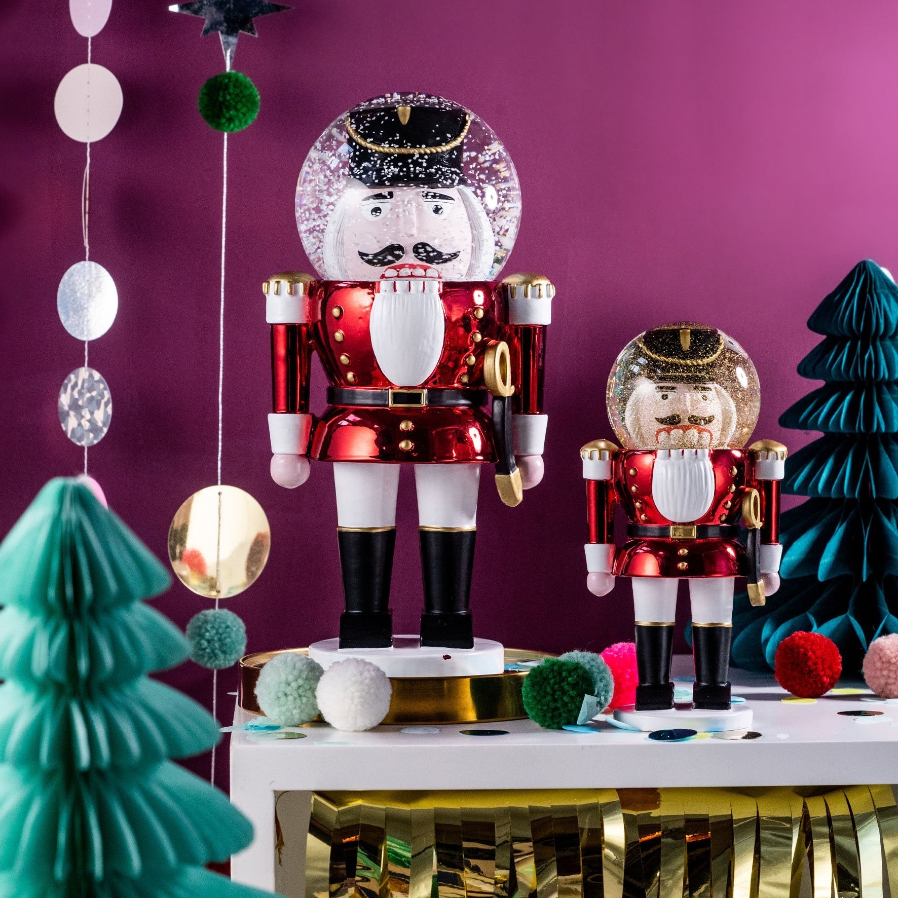 SUMMERGLOBE the Giant Shiny NUTCRACKER - Nutcracker with glitter ball | Donkey Products