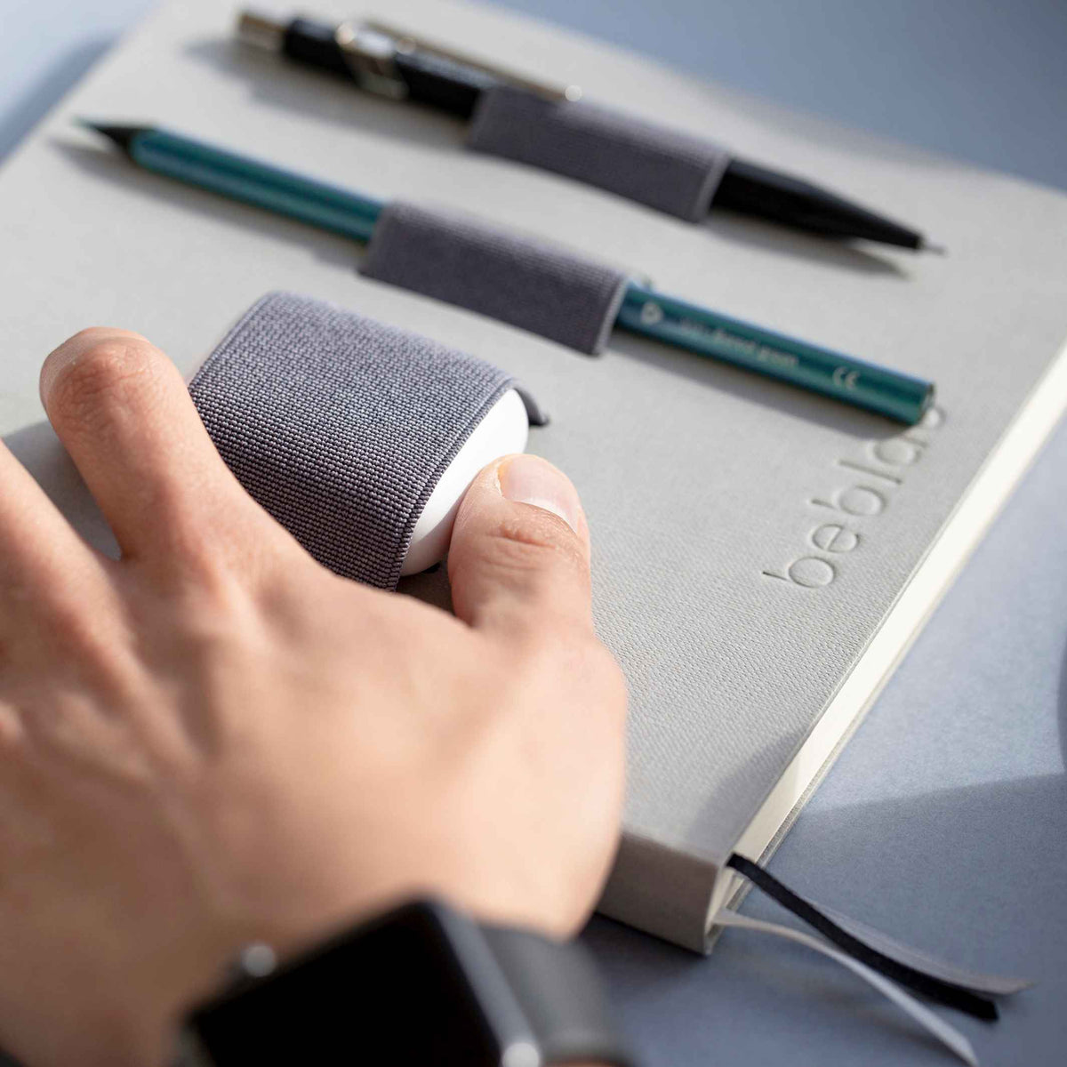 FLEX Light Grey - CARNET avec bande ORGANIZER gris foncé intégrée - 18x18 cm | bleu