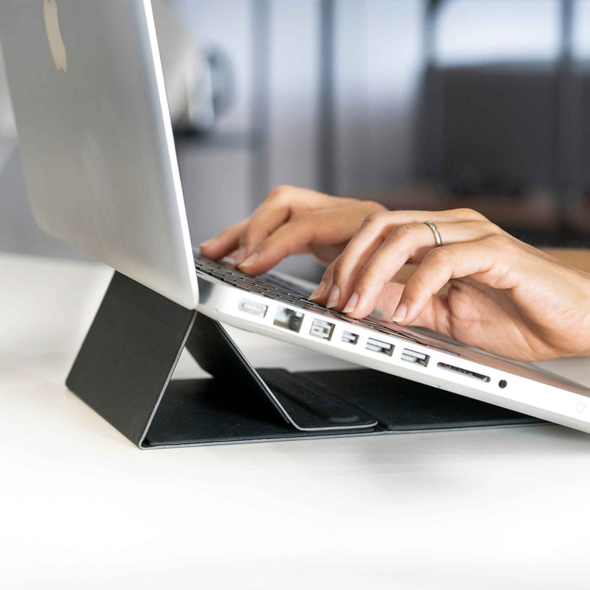 UNIVERSAL STAND - Universal-STÄNDER für Laptop, Tablett, Smartphone - 11x15,5 cm | beblau