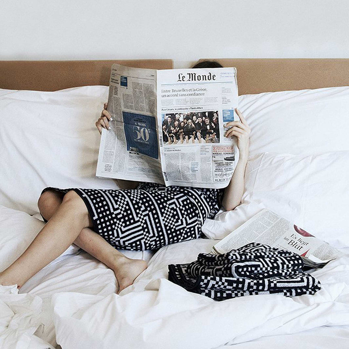 ROUTE - Black & White Towel - Bitmap Collection - 50x100 cm | Cristian Zuzunaga