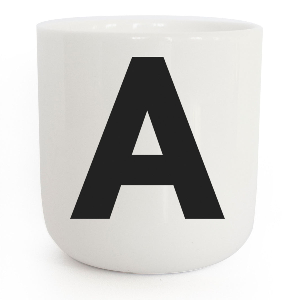 A - weisser Kaffee- & Tee-Becher mit schwarzer Typo | Letters & Glyphs Serie | PLTY