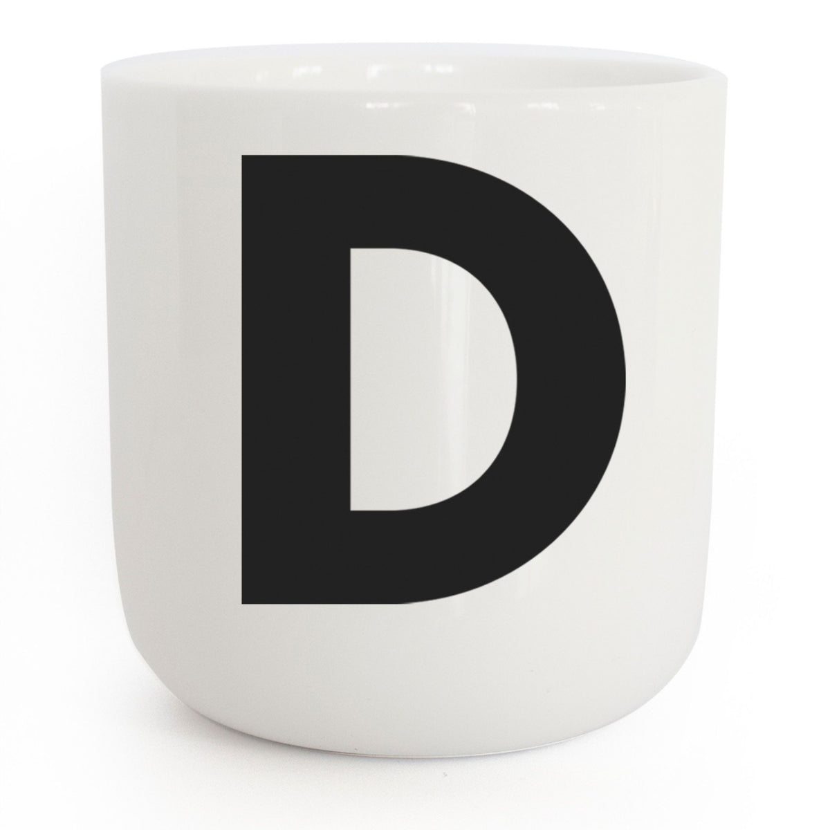 D - weisser Kaffee- & Tee-Becher mit schwarzer Typo | Letters & Glyphs Serie | PLTY