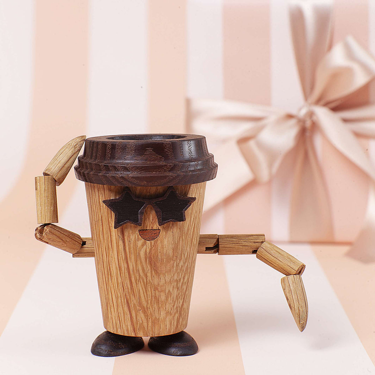 Træfigur Woodies "Esther Espresso" – 9 cm | Spring Copenhagen