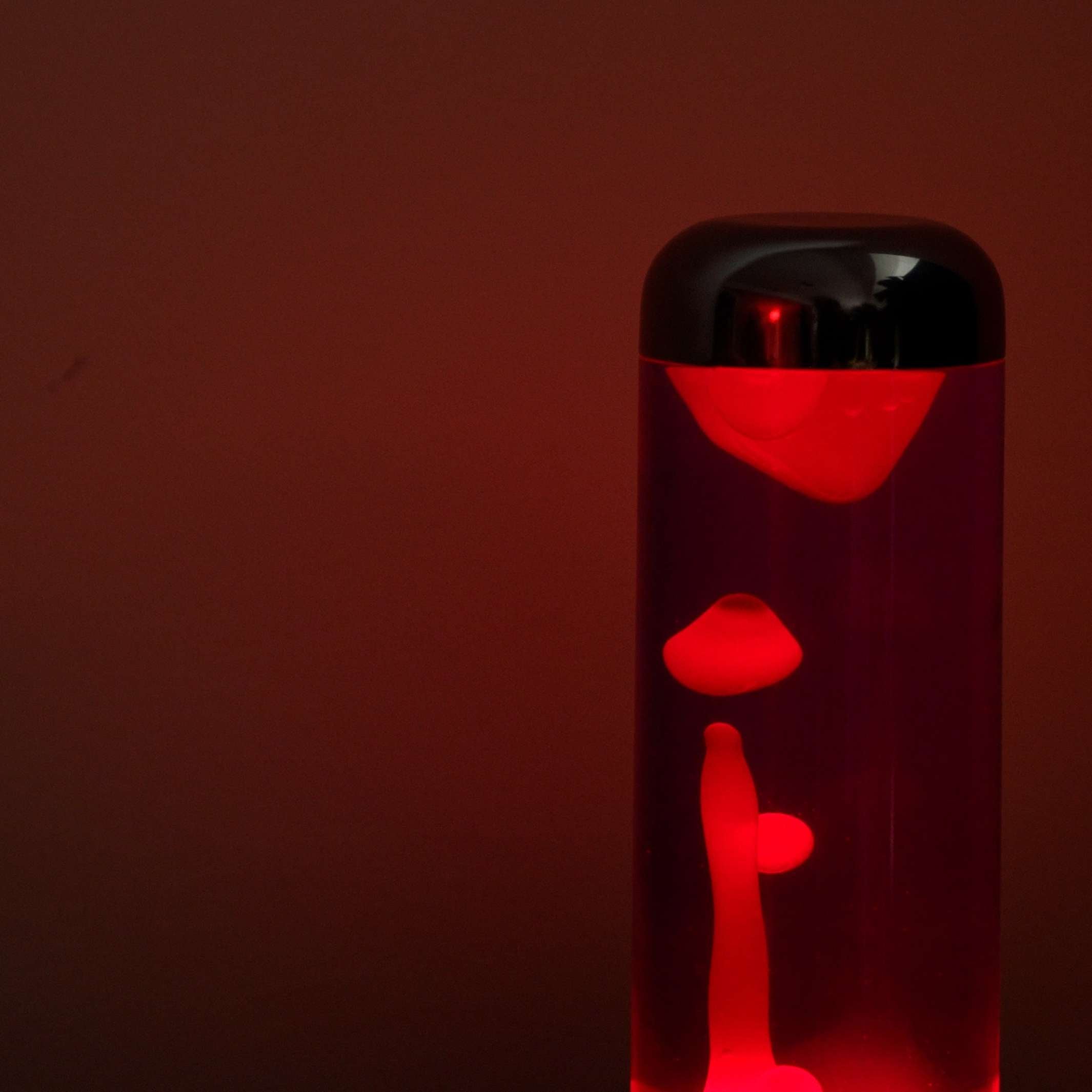 CAPSULE - Lavaleuchte - Alu-Basis rote Lava H=35cm - Lucid | Balvi