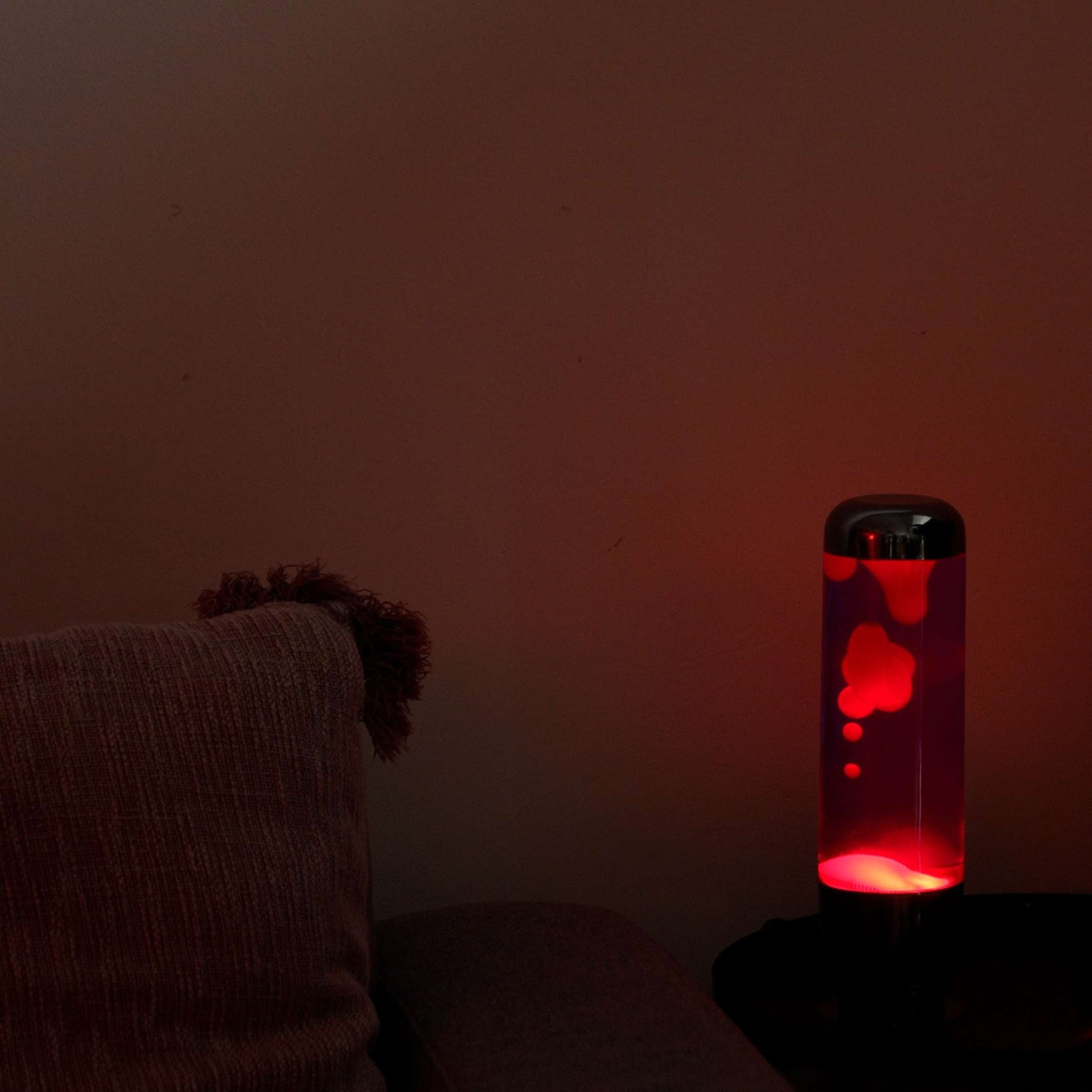 CAPSULE - Lavaleuchte - Alu-Basis rote Lava H=35cm - Lucid | Balvi