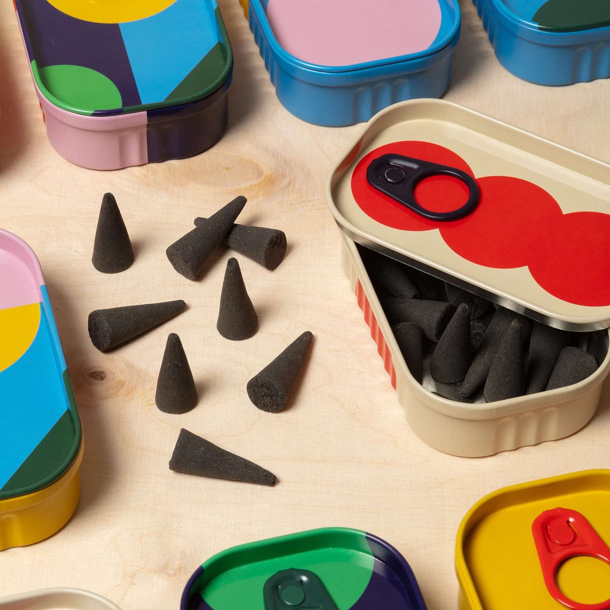 PEACE OUT - Tinned Goods - 24 Sandelholz-Räucherkegel | Block Design