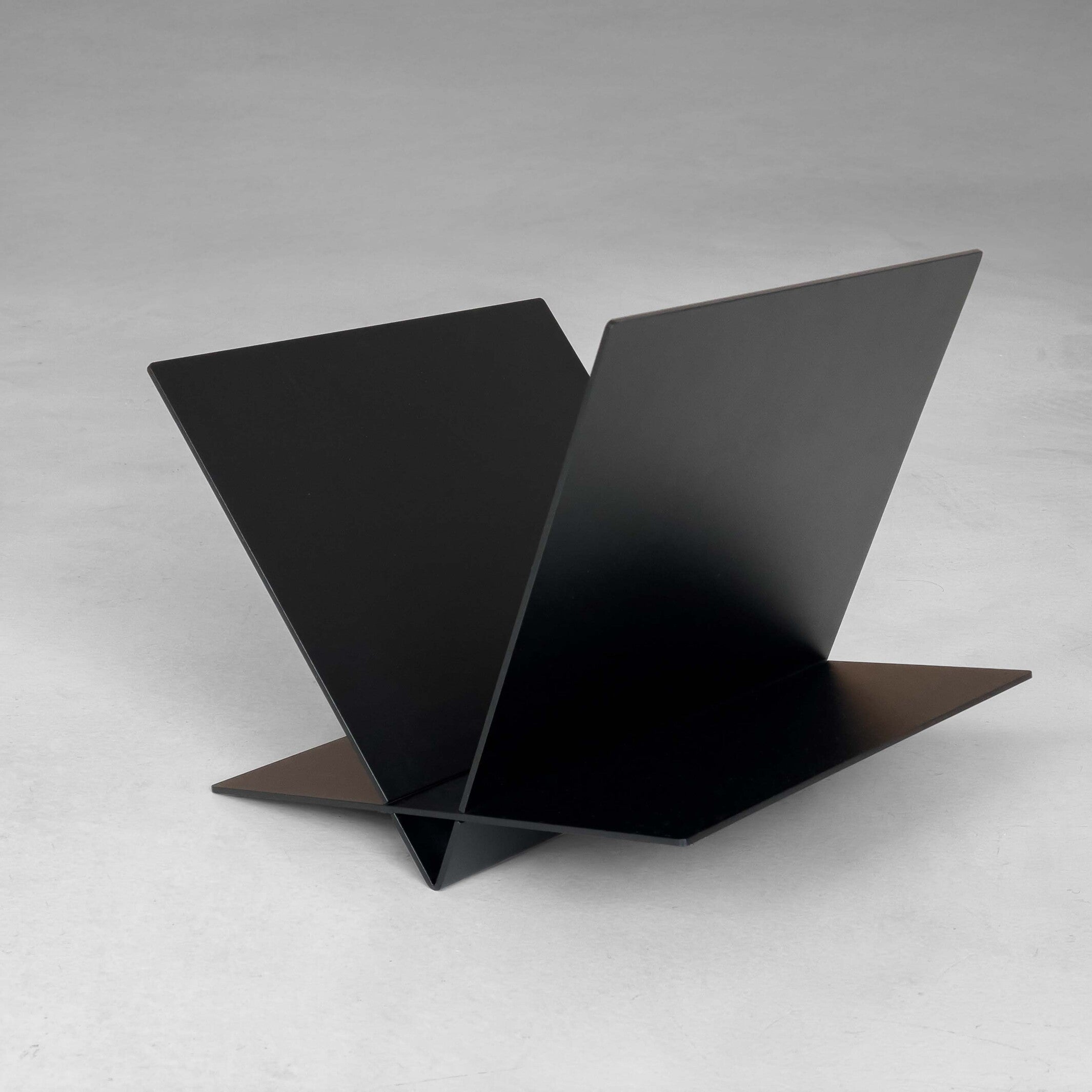 WACKELKANDIDAT - schräger Magazin-Sammler aus Aluminium | Lukas Heintschel