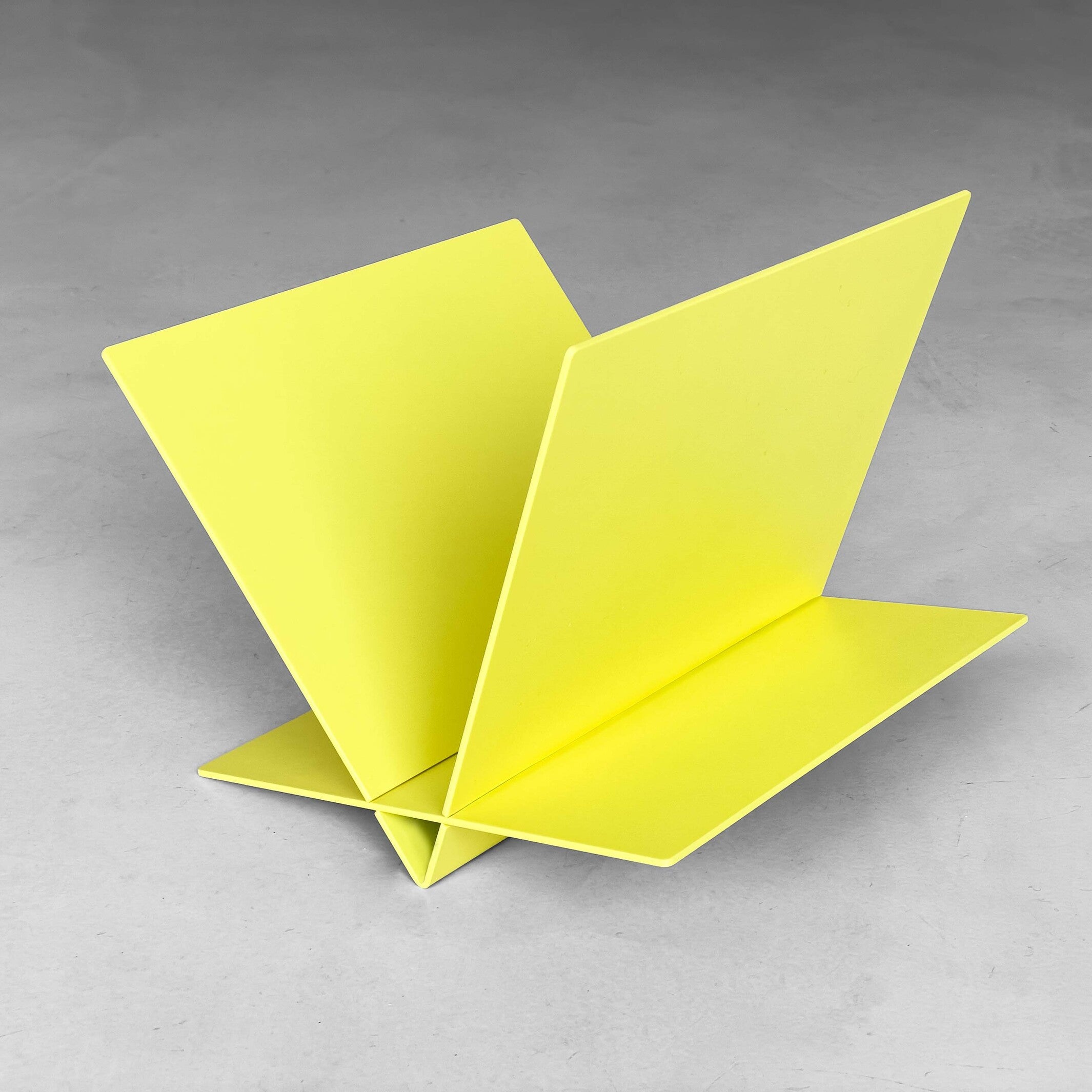 WACKELKANDIDAT - slanted magazine holder made of aluminum | Lukas Heintschel