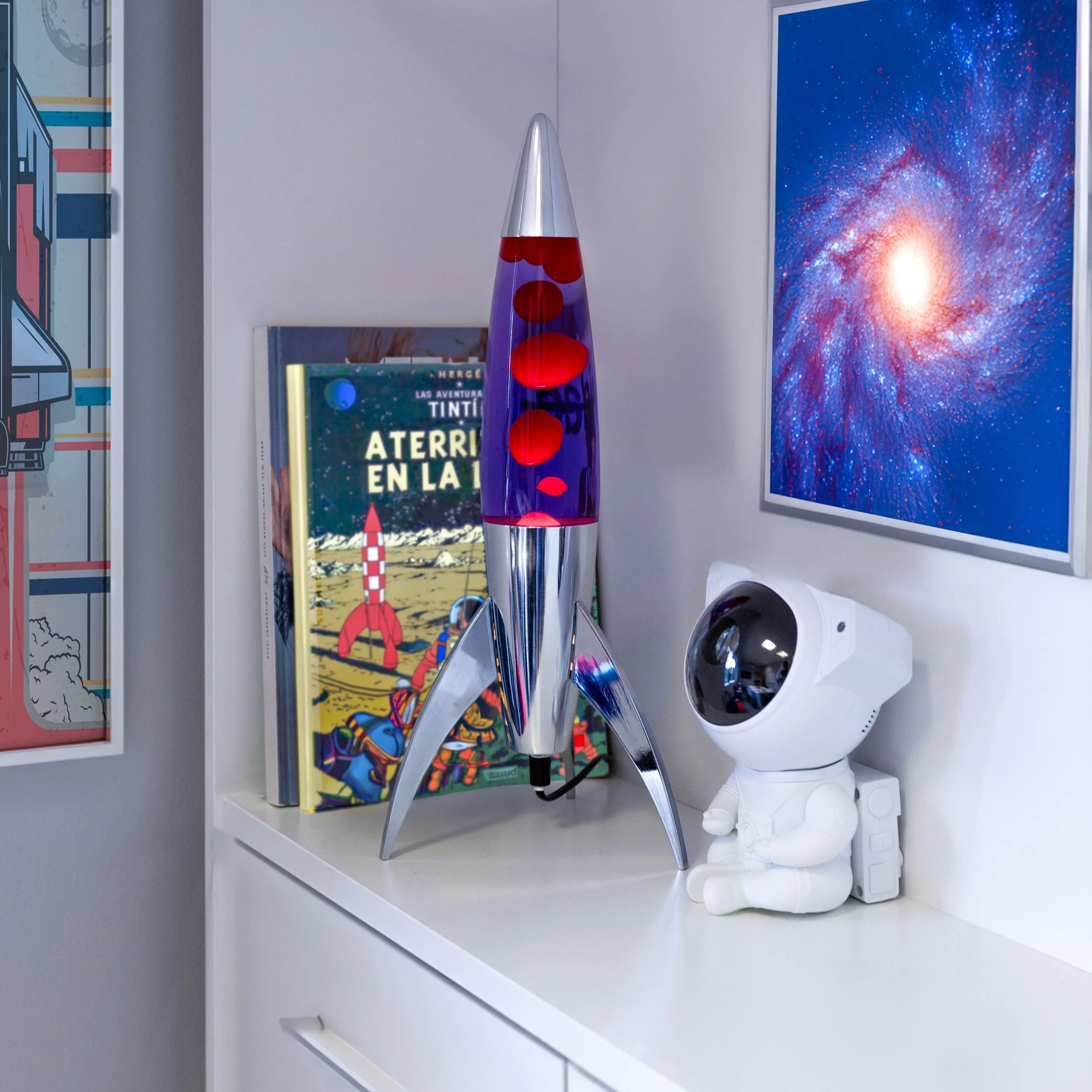 Lava Lamp Rocket – Silver · Red Lava · Violet Liquid · 45 cm | Fisura · Retro Lamp