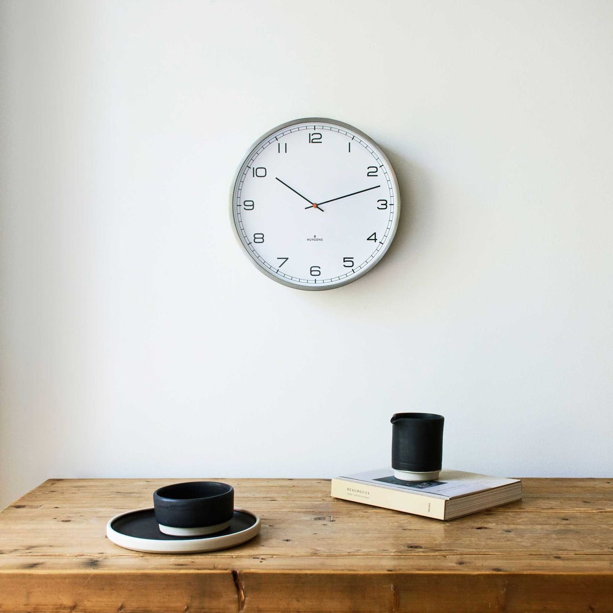 UN ARABE | HORLOGE MURALE silencieuse | Acier inoxydable avec cadran blanc et arabe. Chiffres | Huygens