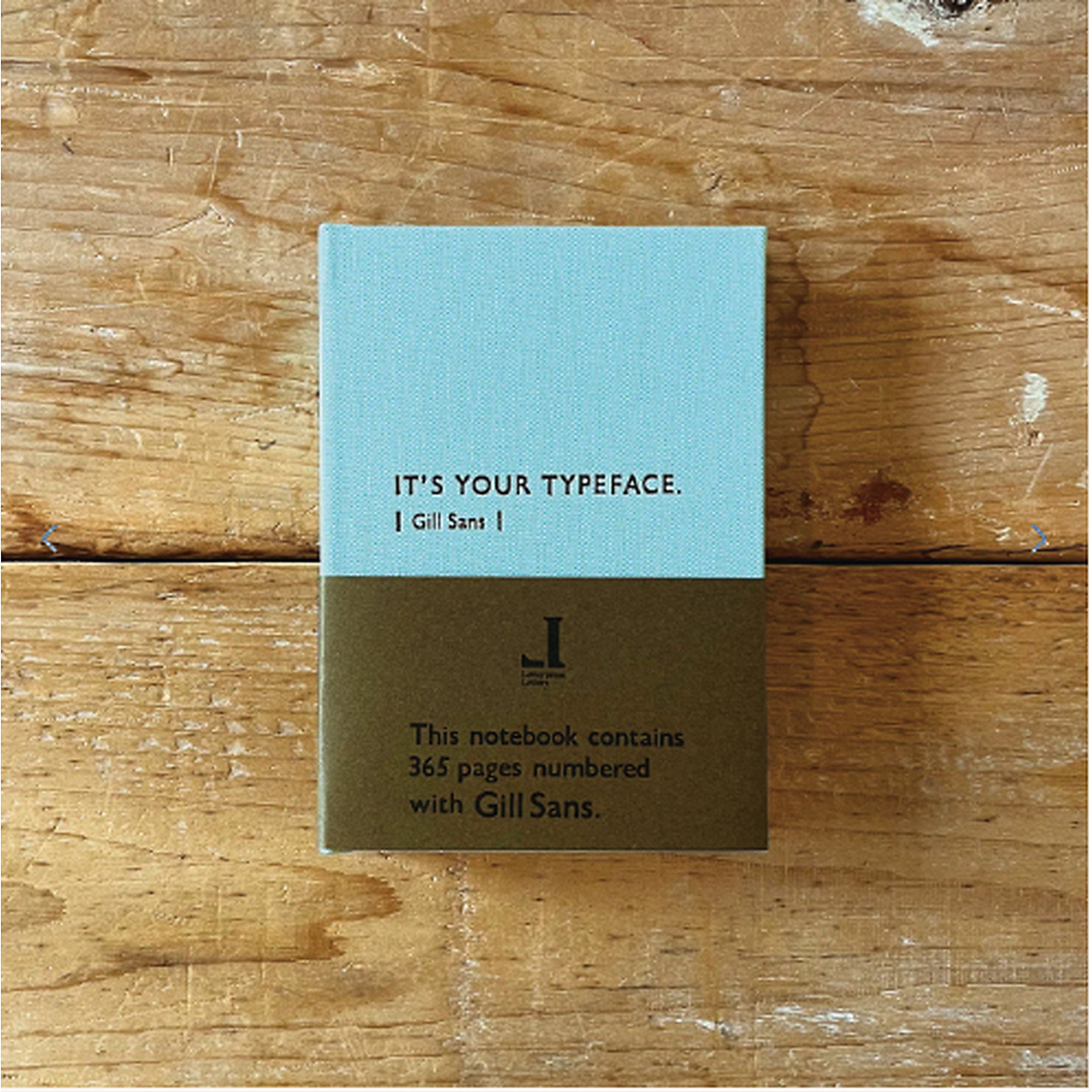 Notizbuch Typeface Gill Sans – Letterpress, A6 Blau, Japan | Tomigaya · Geschenk Design