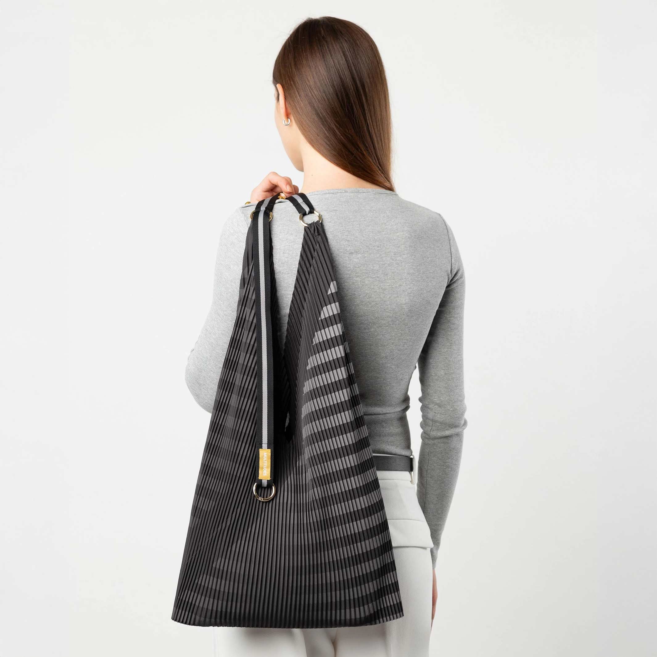 Y-Bag Claudia Black – Pleated Satin, 30 × 60 cm | Multitudes