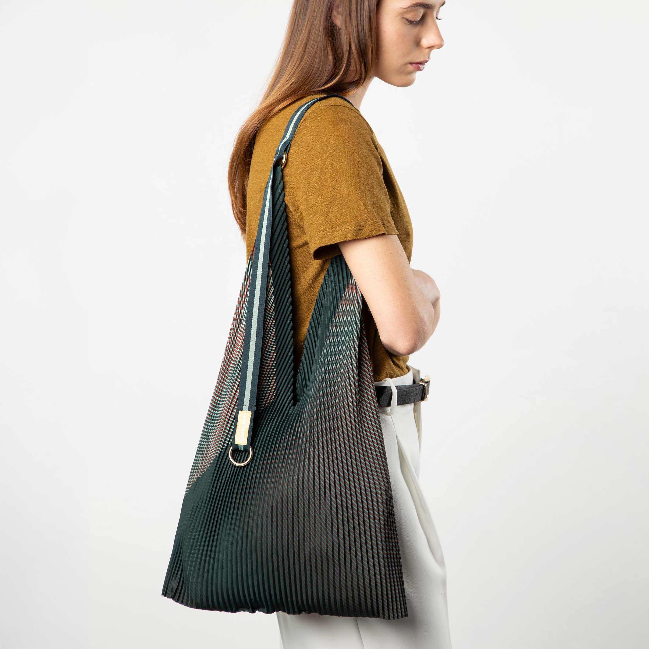 Y-Tasche Isabella Green – plissiertes Satin, 30 × 60 cm | Multitudes