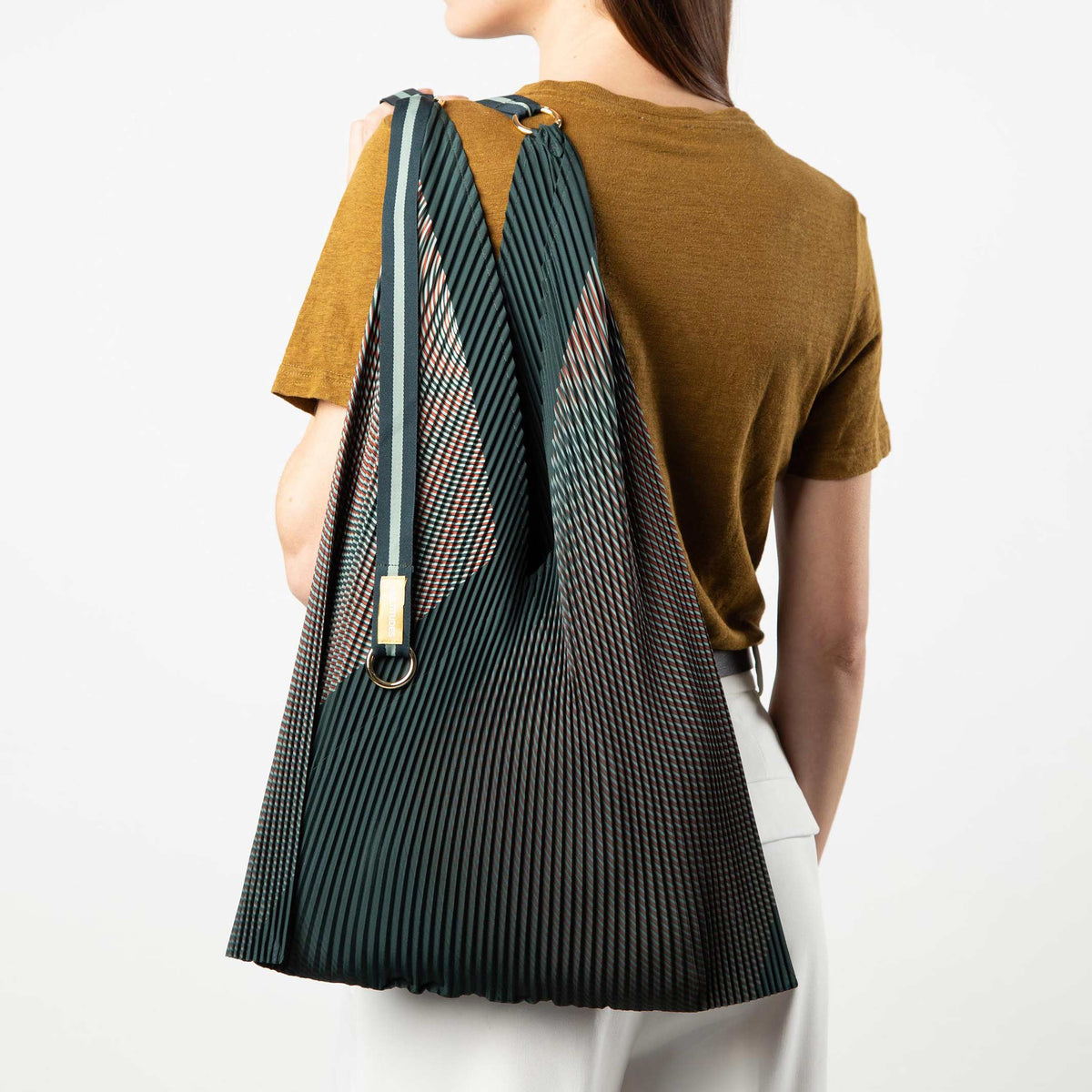 Y-Tasche Isabella – Grün · Plissee-Satin · 30 × 60 cm | Multitudes