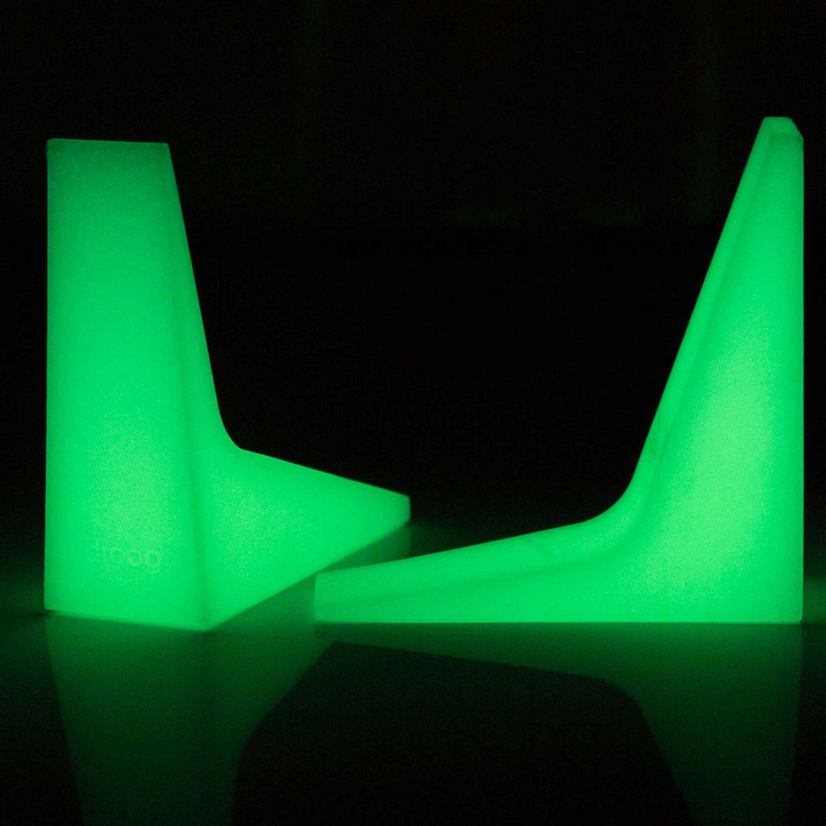 TWIN STOPPER « Brille dans le noir » | Deux butées de porte fluorescentes | Sam Hecht | droog Design