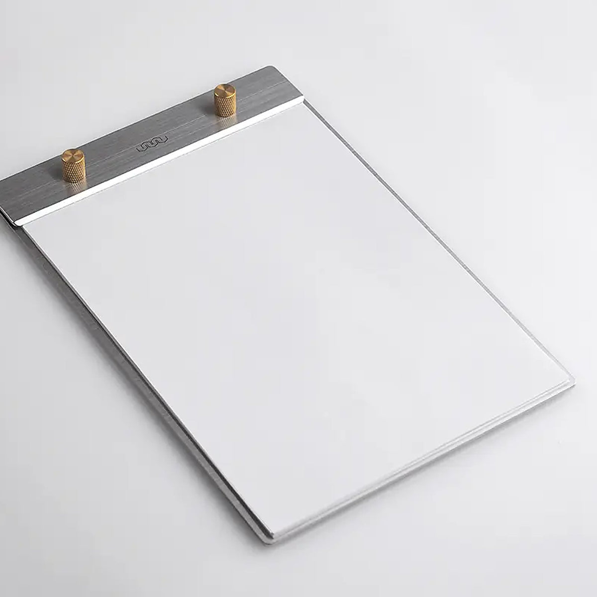 Bloc de notas "Desk Pad" A4 – Acero inoxidable · Latón | 100percent