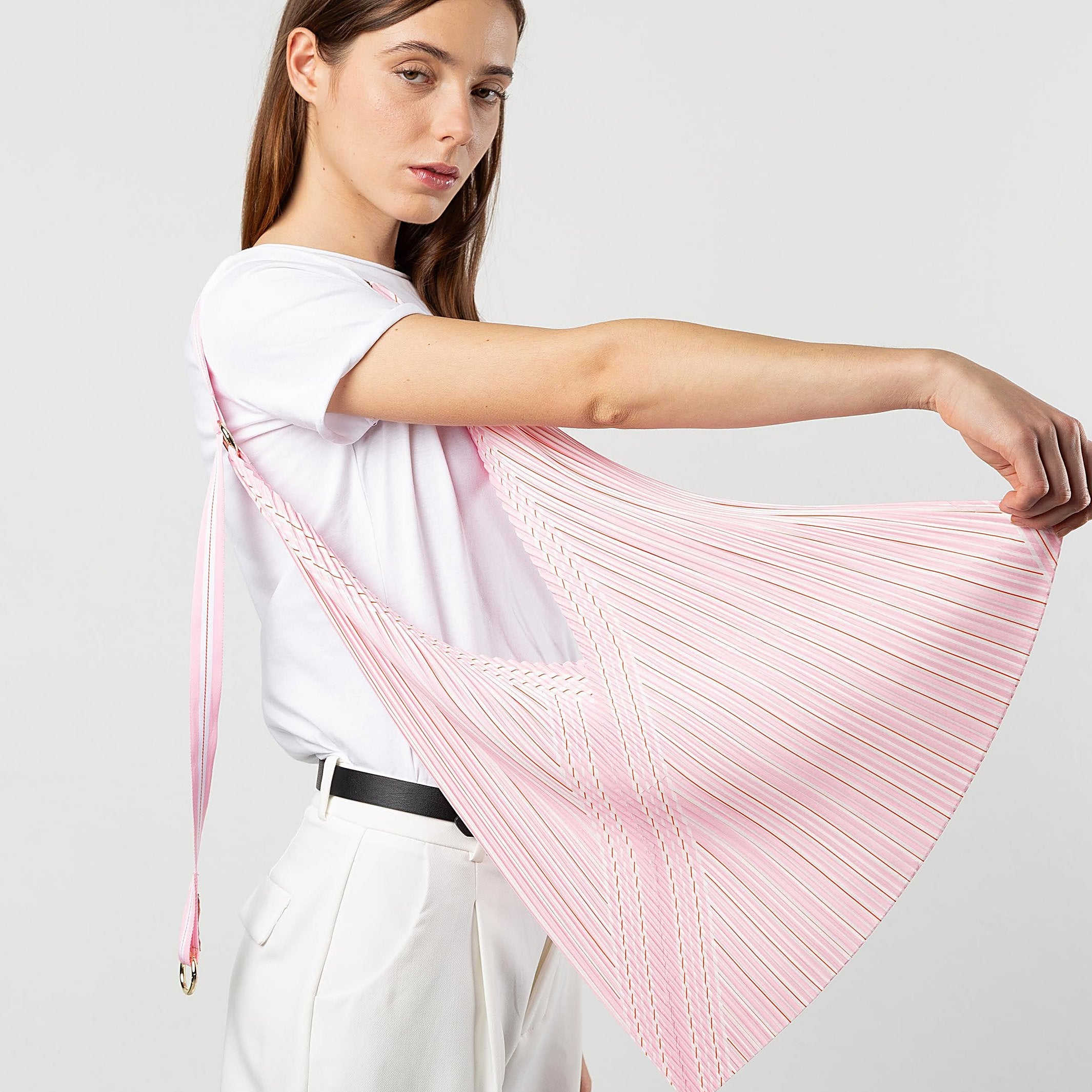 Y-Tasche Uma – Plissee-Satin · 30 × 60 cm | Multitudes