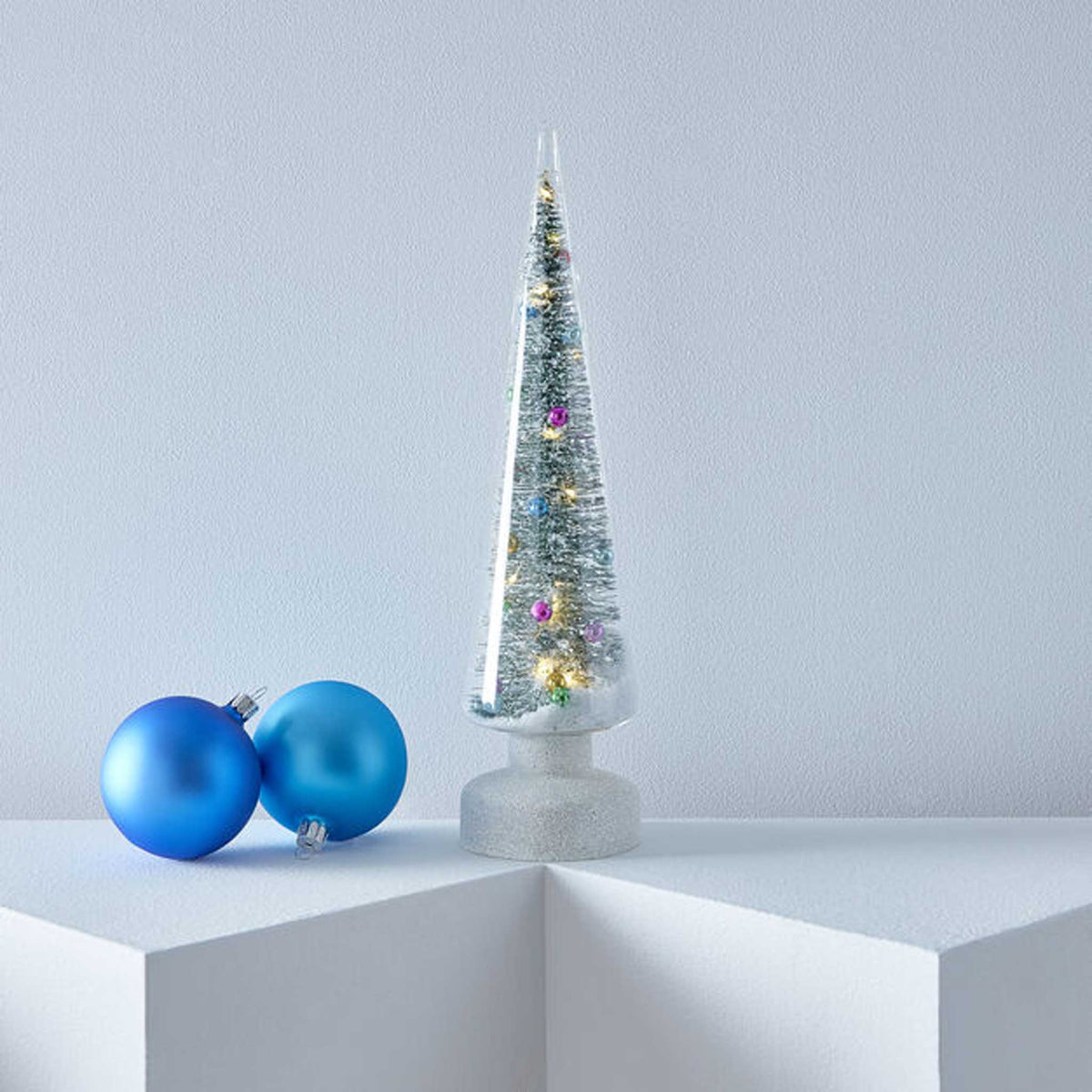 SNOWY WONDERLAND Small - Lille grantræ i glas med LED-belysning - 36 cm højt | MoMA