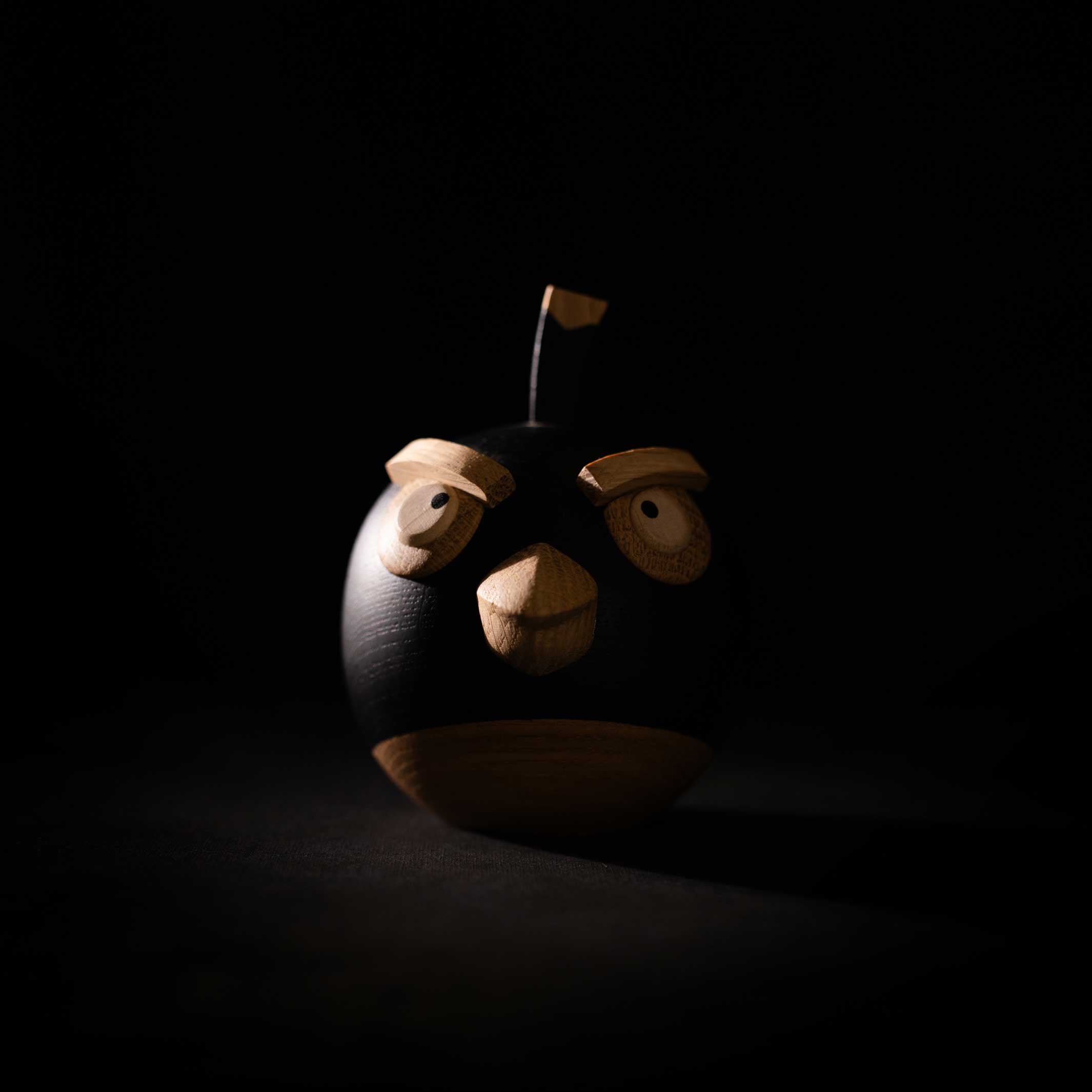 ANGRY BIRDS X BOMB SMALL - figurine en bois - chêne 9 cm de haut | Jakob Burgsø | enfance