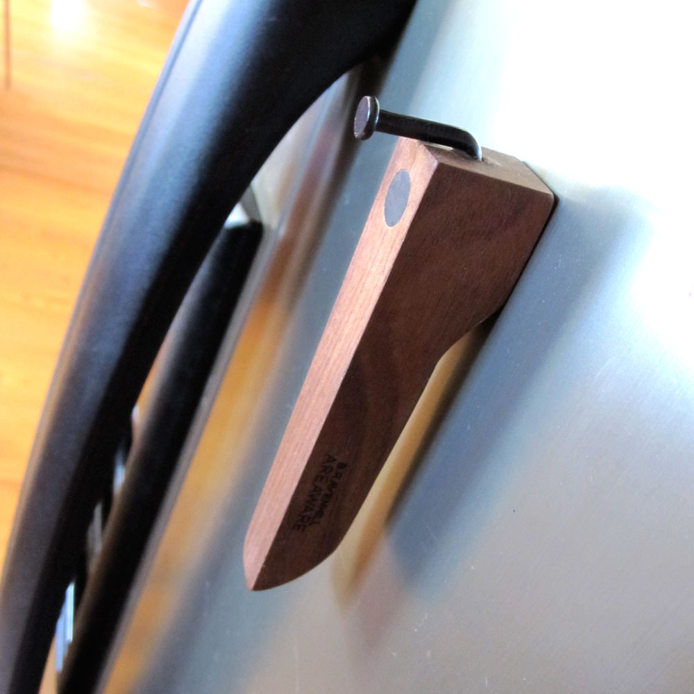 OUVRE-BOUTEILLE À CLOUS PLIÉS | OUVRE-BOUTEILLE magnétique | Brendan Ravenhill | Sont conscients