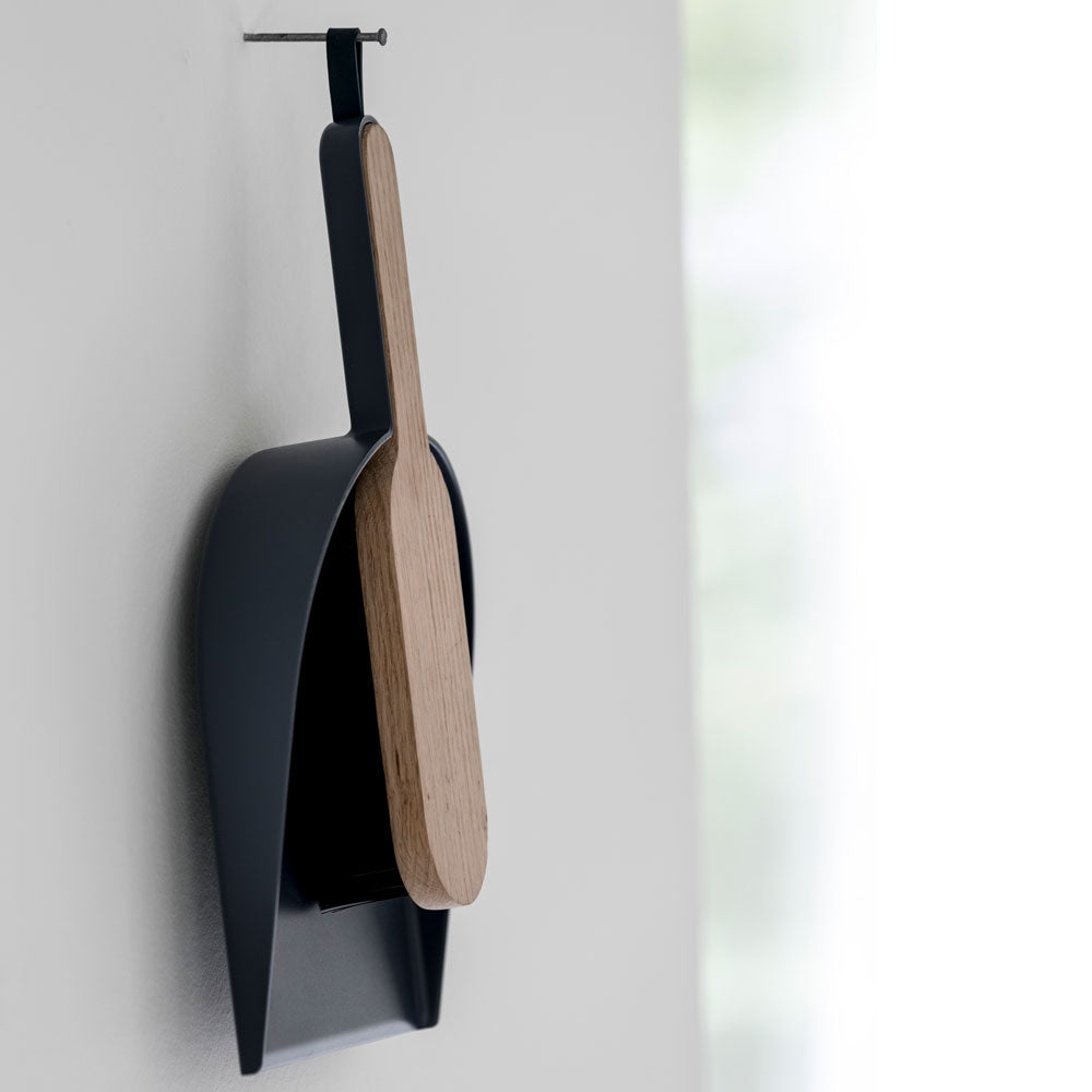 BIG HUG BROOM & DUSTPAN - Besen & Kehrblech-Set - Hans Thyge & Co | DesignBite