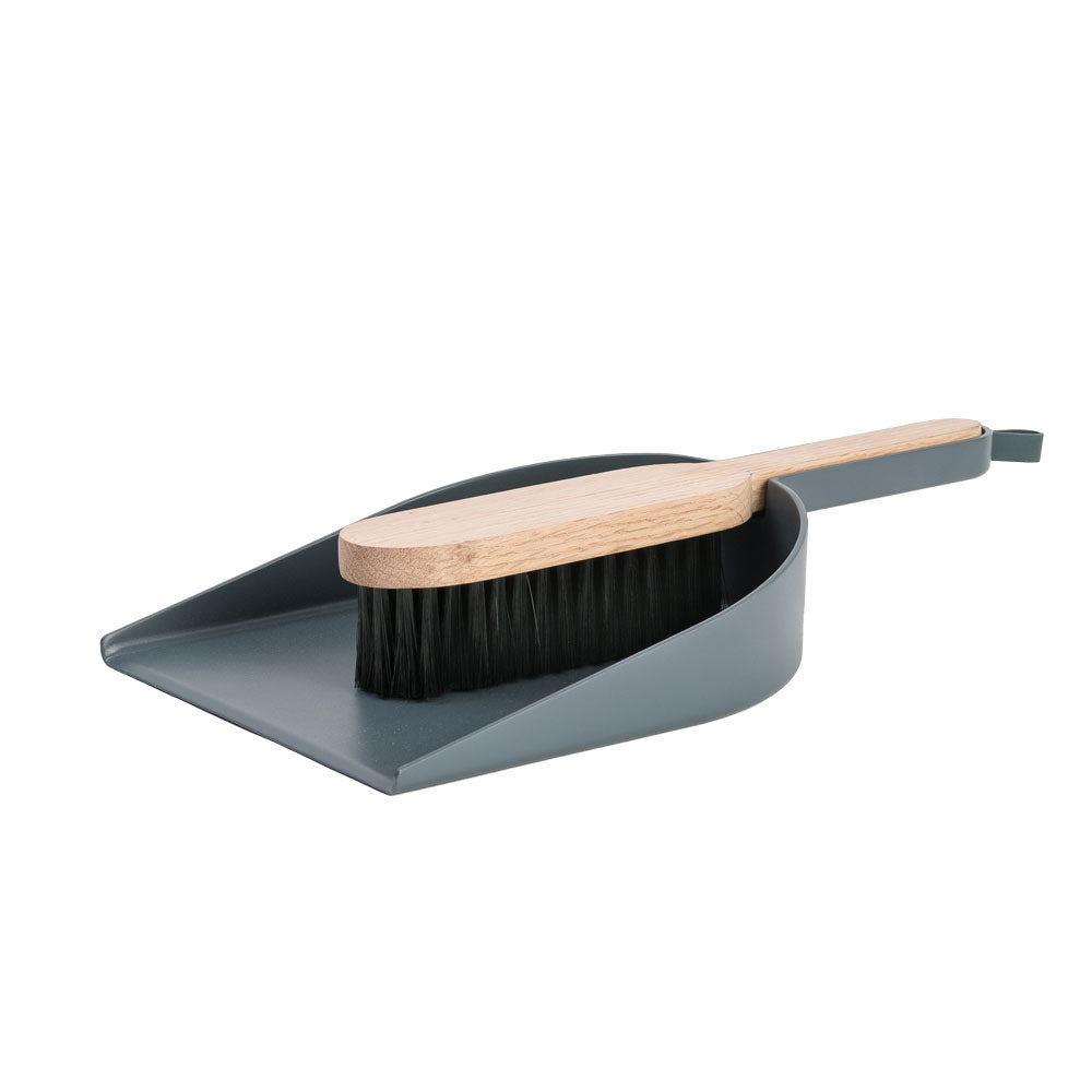 BIG HUG BROOM & DUSTPAN - Besen & Kehrblech-Set - Hans Thyge & Co | DesignBite