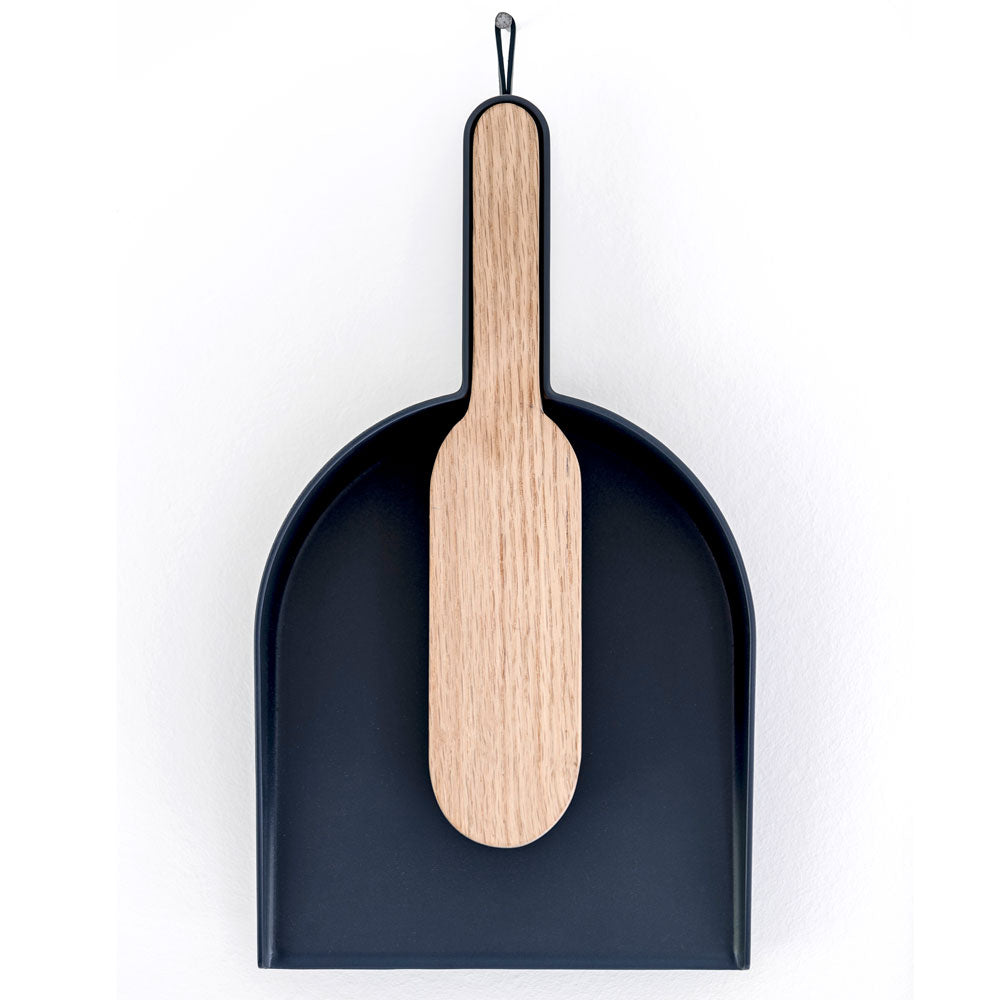 BIG HUG BROOM & DUSTPAN - Besen & Kehrblech-Set - Hans Thyge & Co | DesignBite