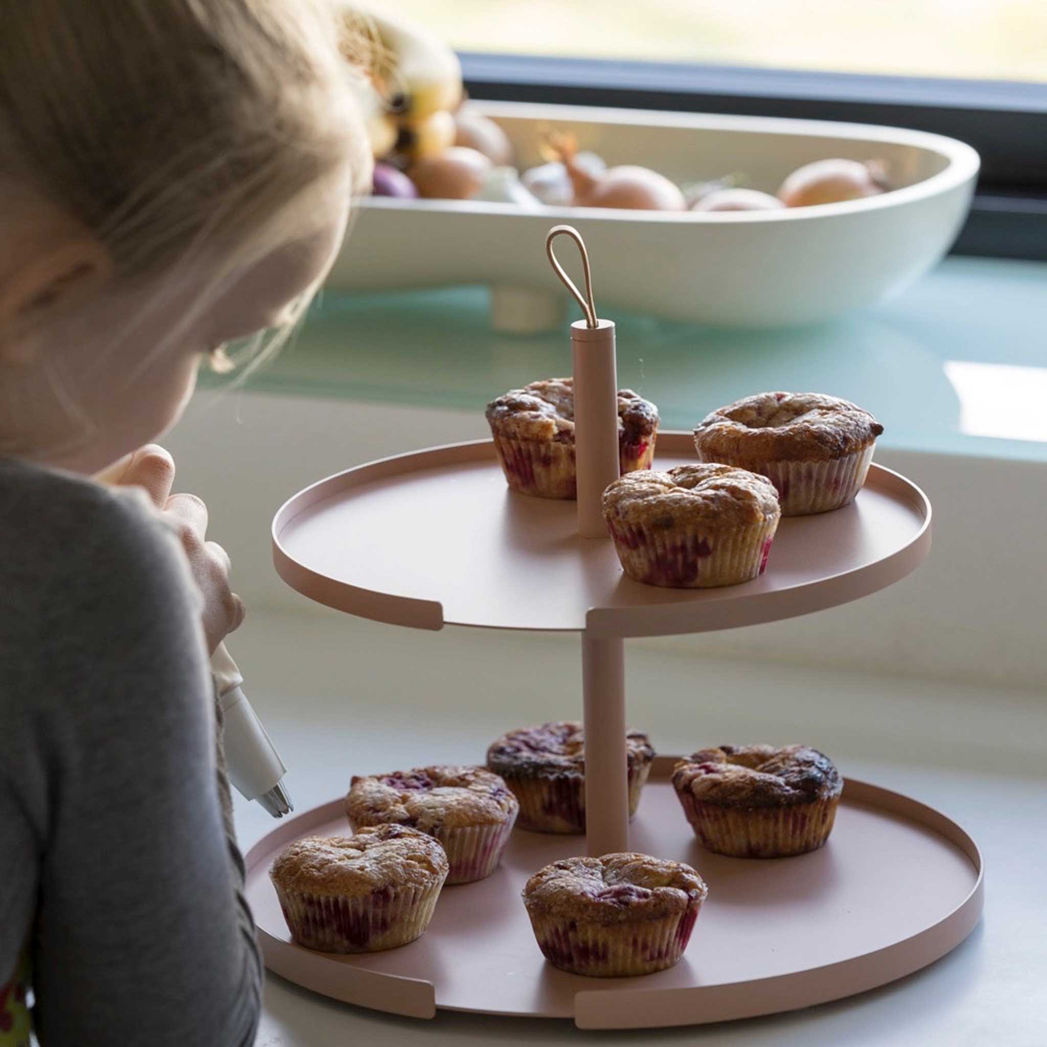 BIG HUG CAKE STAND - Kuchenständer & Etagere - 2 Ebenen - Hans Thyge & Co | DesignBite