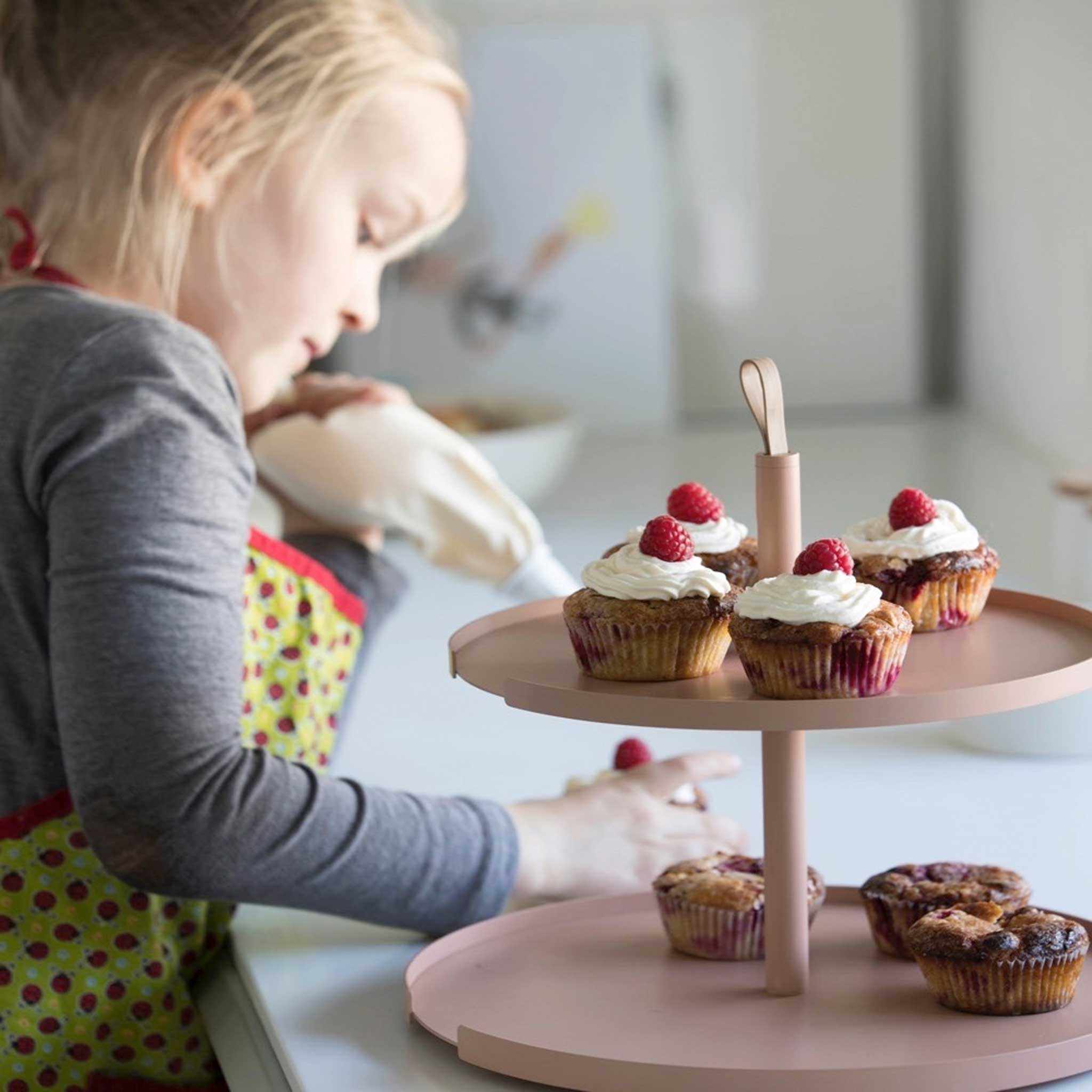 BIG HUG CAKE STAND - Kuchenständer & Etagere - 2 Ebenen - Hans Thyge & Co | DesignBite