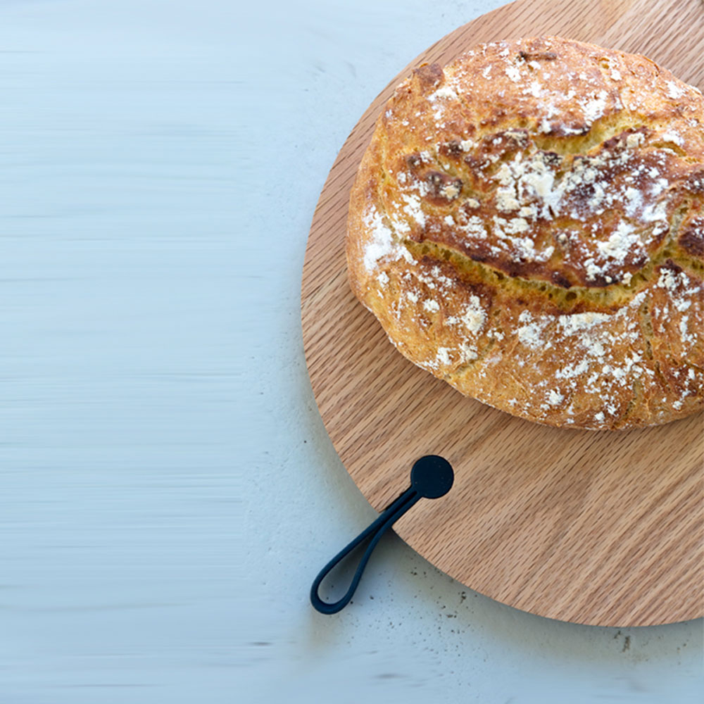 BIG HUG - rundes Holz-Schneidebrett - 30 cm ∅ | Hans Thyge & Co | DesignBite