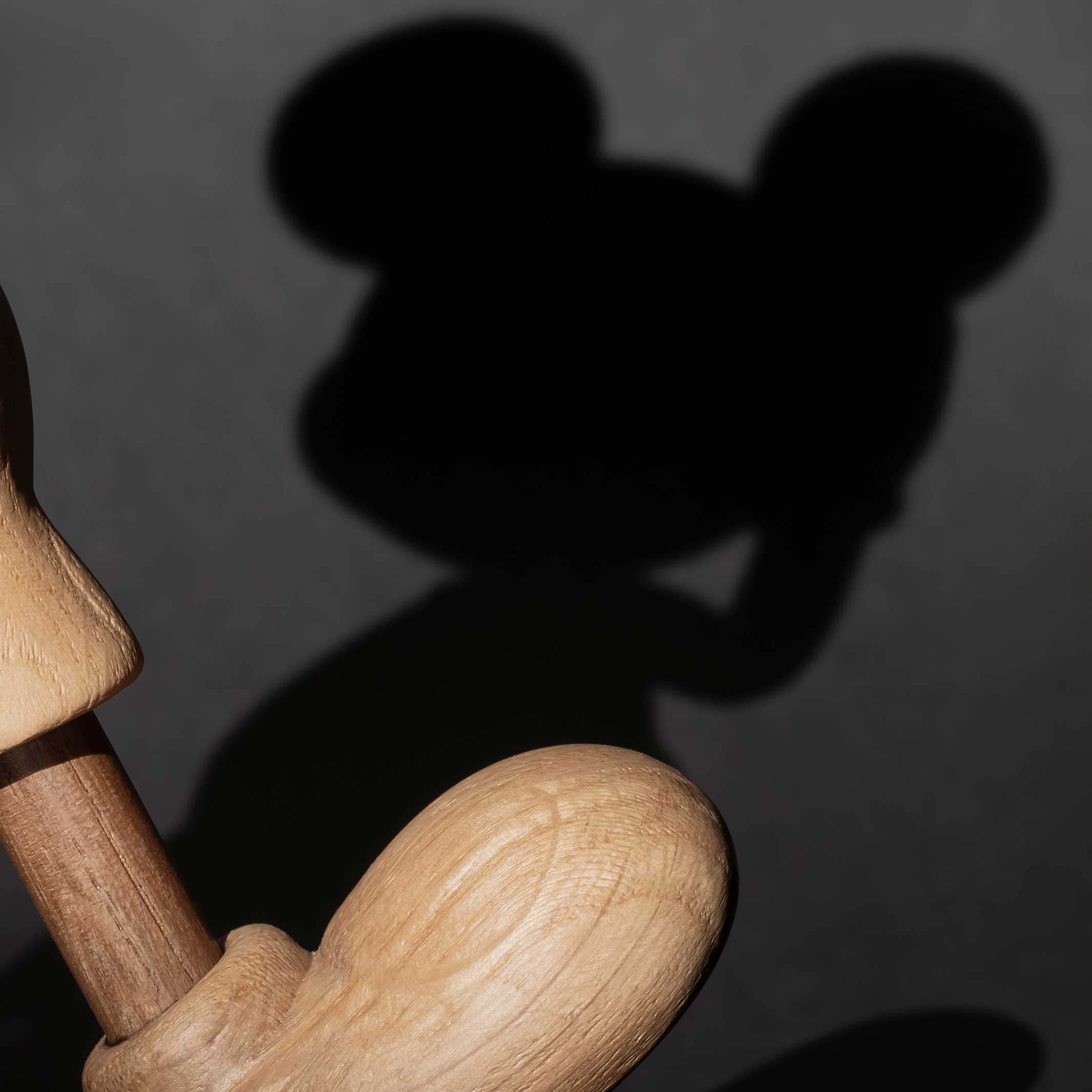 MICKEY MOUSE Petit - BOYHOOD X DISNEY - Petite figurine Mickey en bois - Chêne 15,5 cm de haut | Jakob Burgsø | enfance