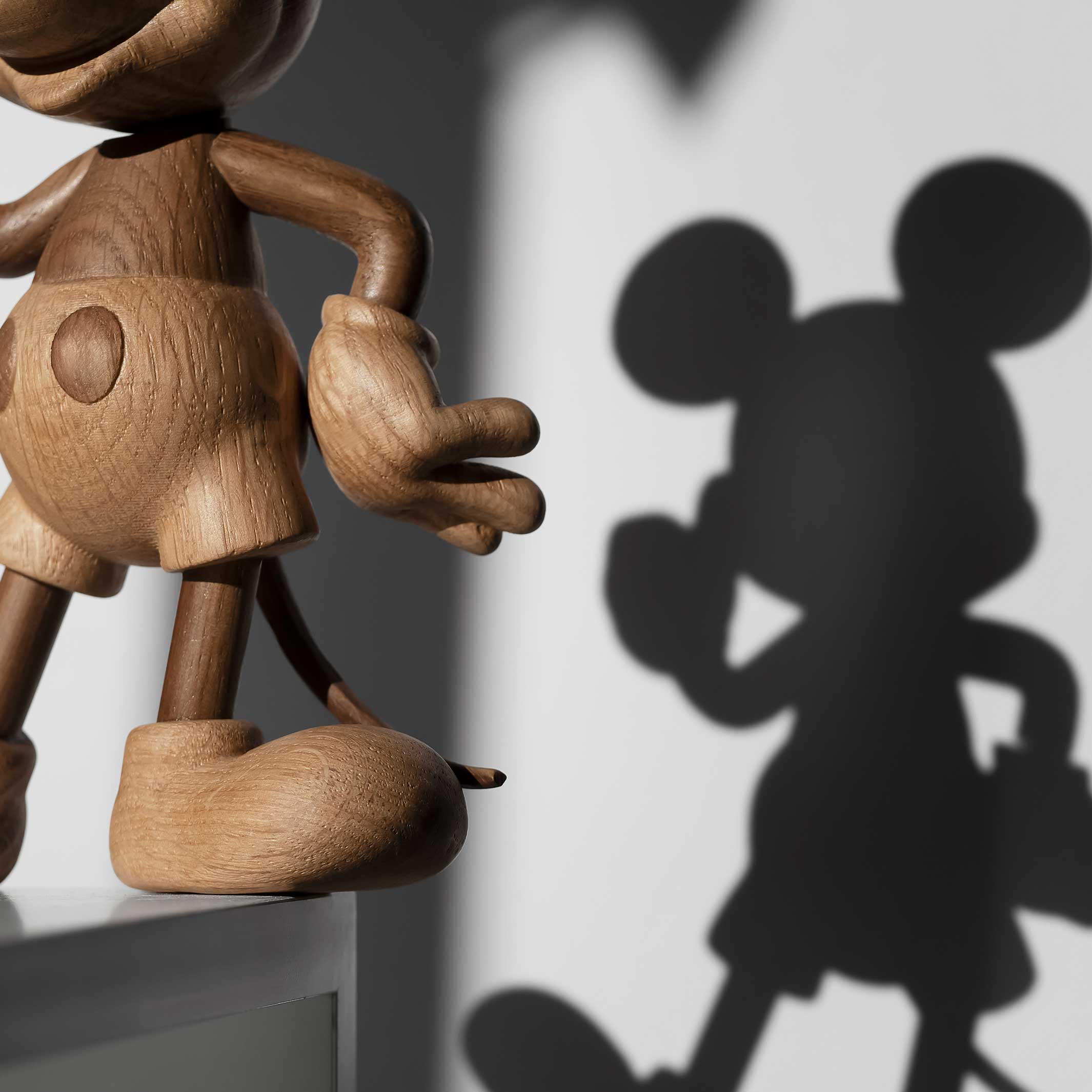 MICKEY MOUSE Petit - BOYHOOD X DISNEY - Petite figurine Mickey en bois - Chêne 15,5 cm de haut | Jakob Burgsø | enfance