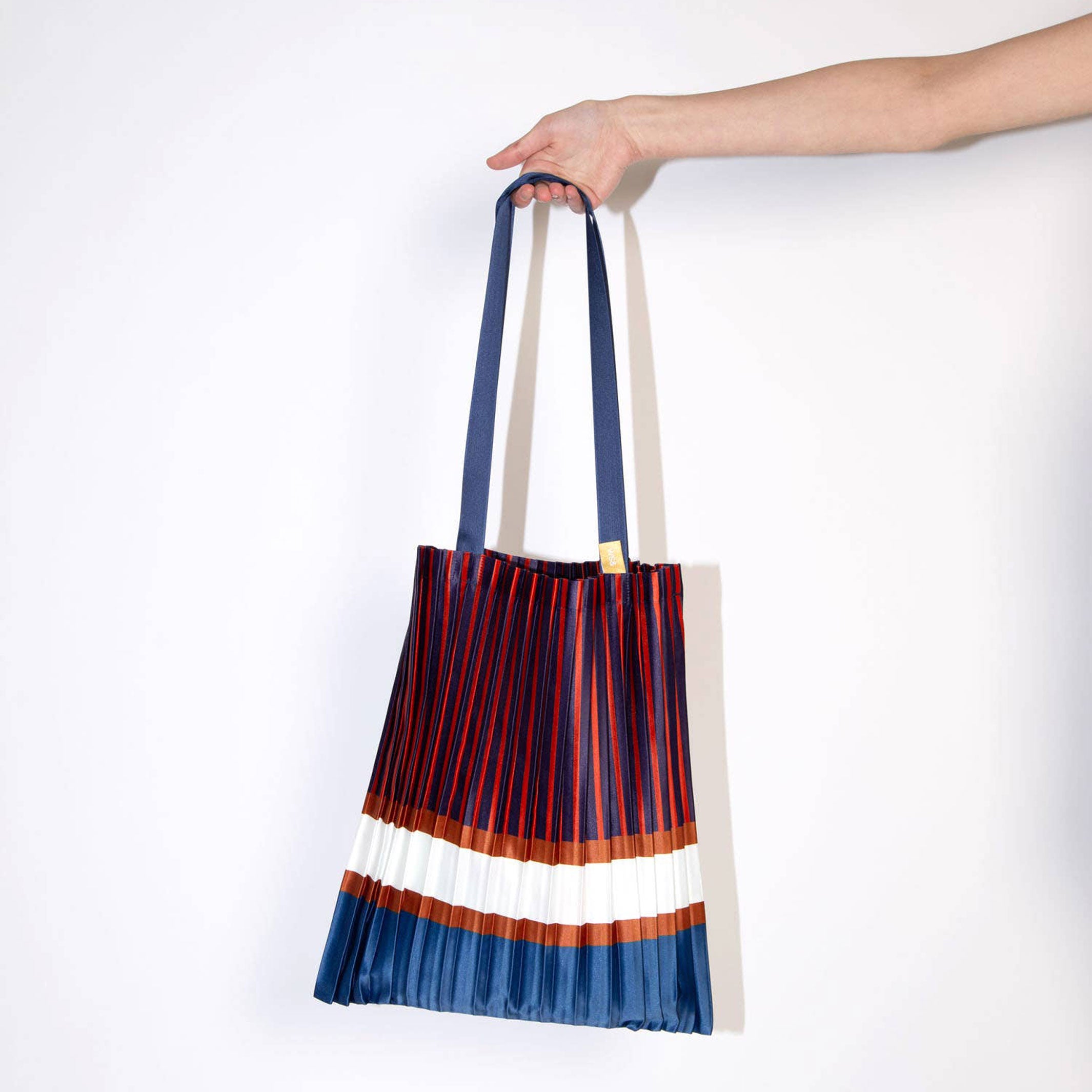 CHIAVARI - Tote Bag - pleated satin - 40x48 cm | Multitudes