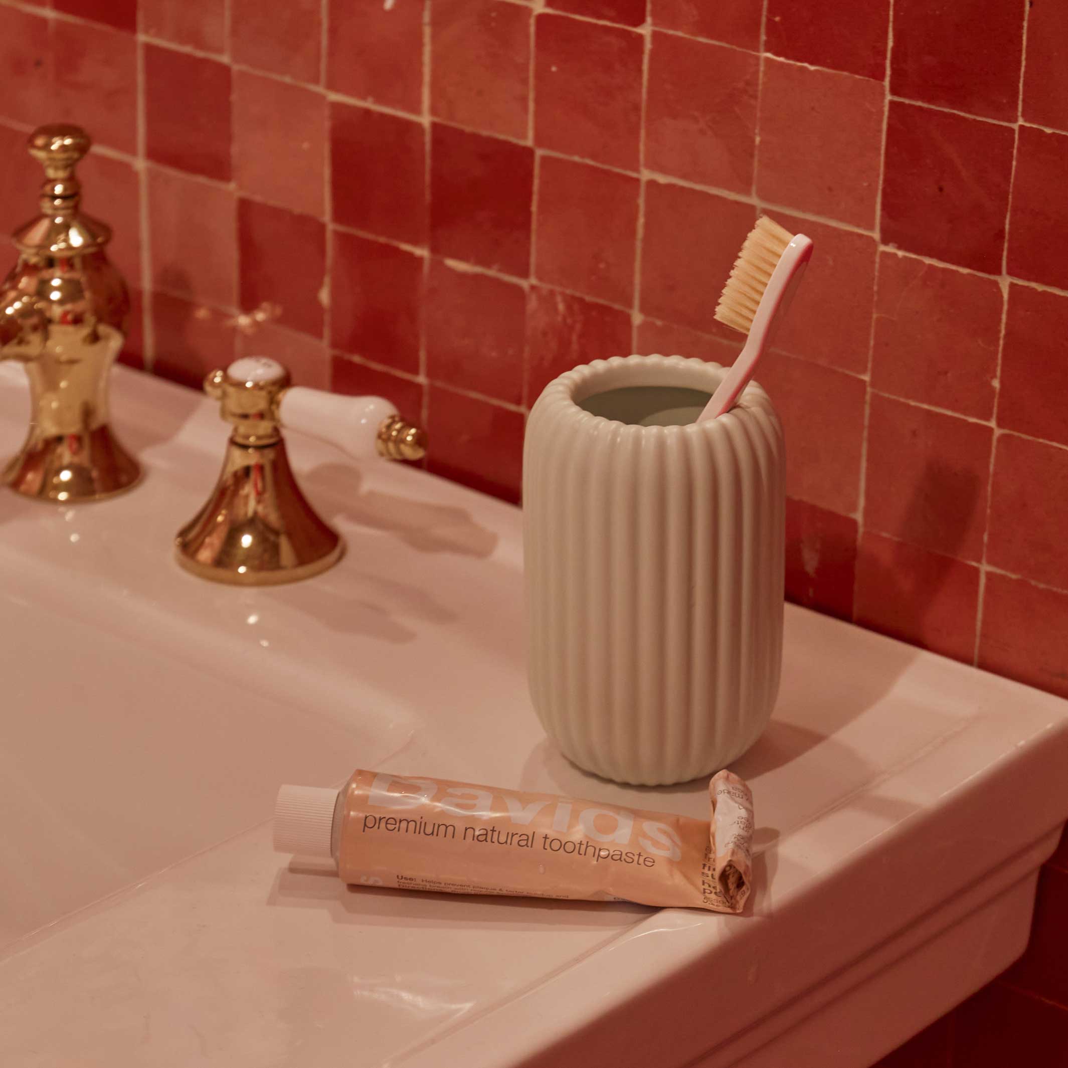 COUPE D'ÉVIER EN VELOURS CÔTELÉ | TASSE DE LAVAGE ET DE BROSSE À DENTS | Hélène Levi | Sont conscients