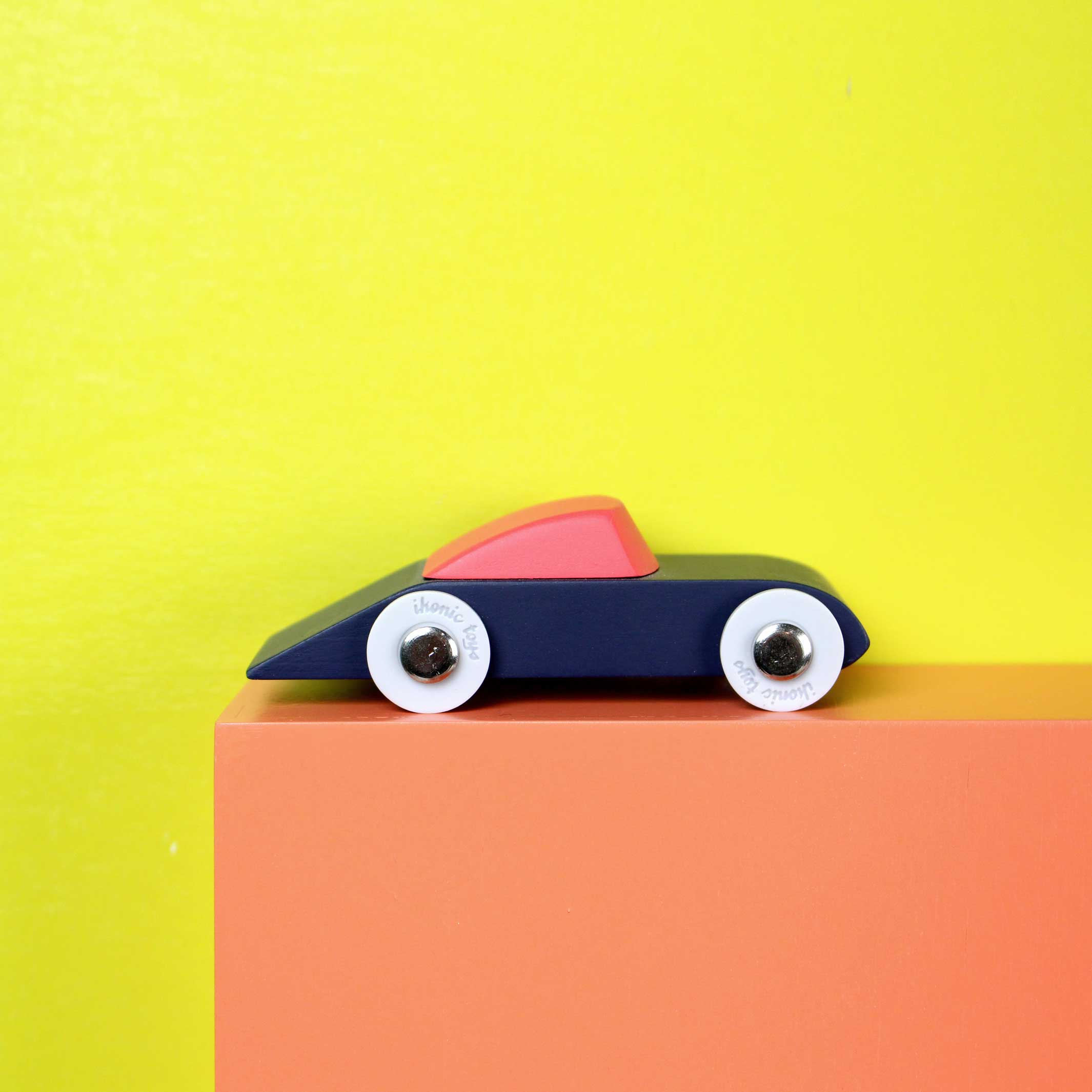 DUOTONE CAR #9 | Design-SPIELZEUGAUTO aus Holz | Floris Hovers | Ikonic