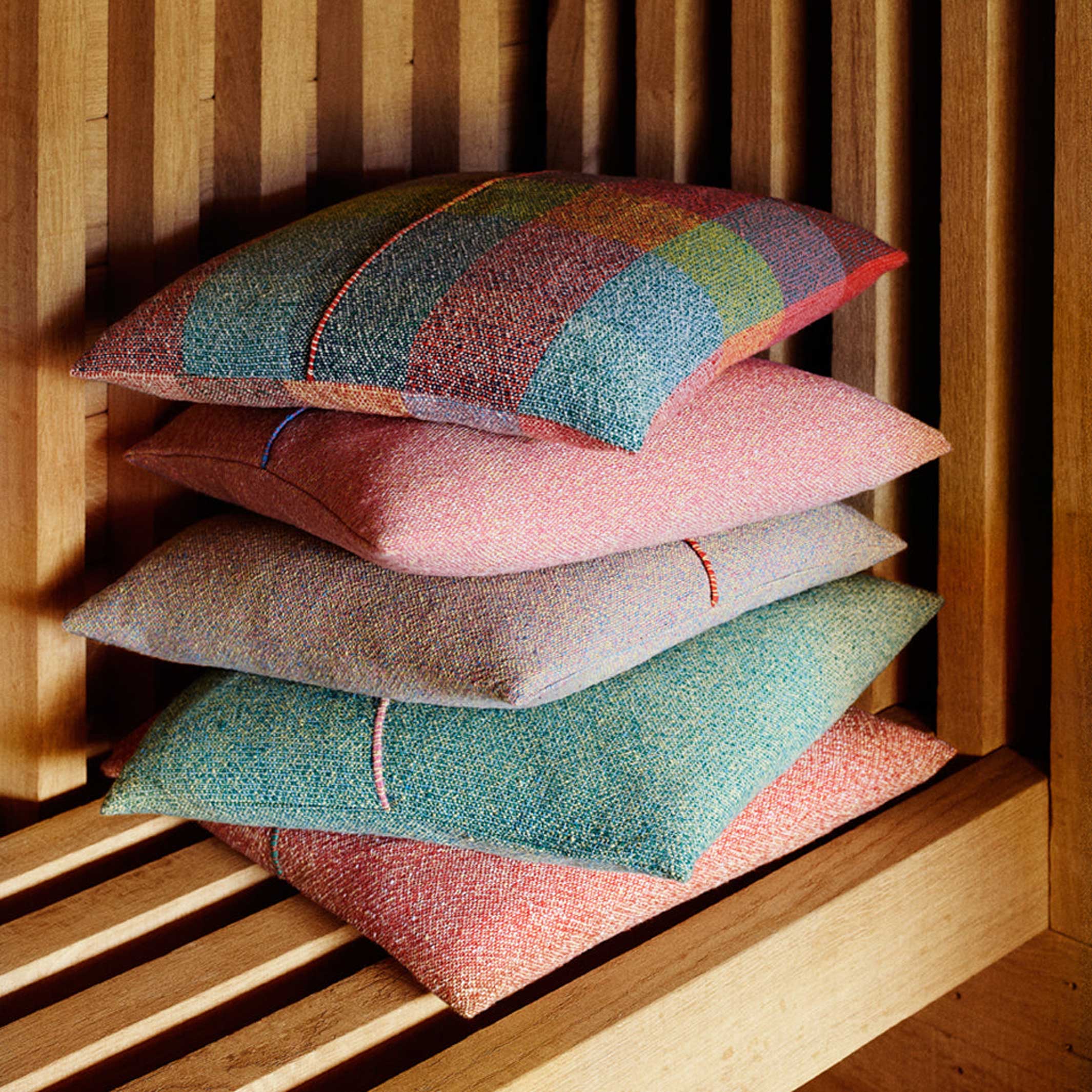 COUSSIN INTÉGRÉ - housse de coussin bleu foncé - 50x50 cm - 100% laine mérinos | Cristian Zuzunaga