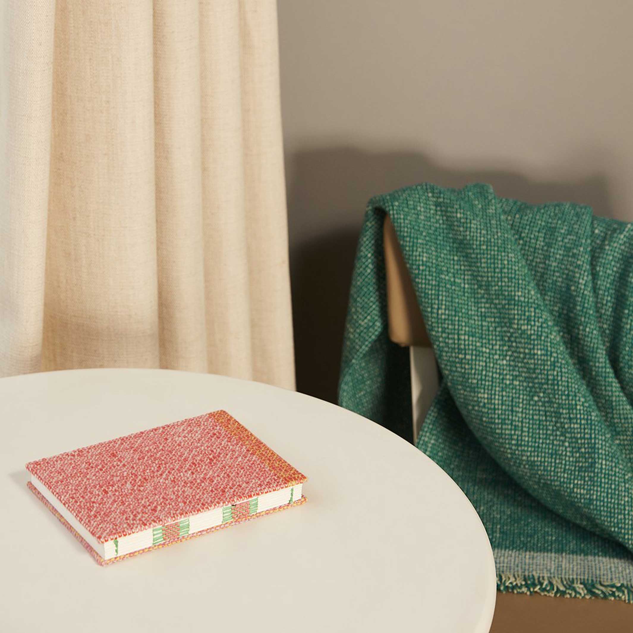 INTEGRATE THROW INTUITION | grüne TAGESDECKE | 180x140 cm | 100% Merino Wolle | Cristian Zuzunaga