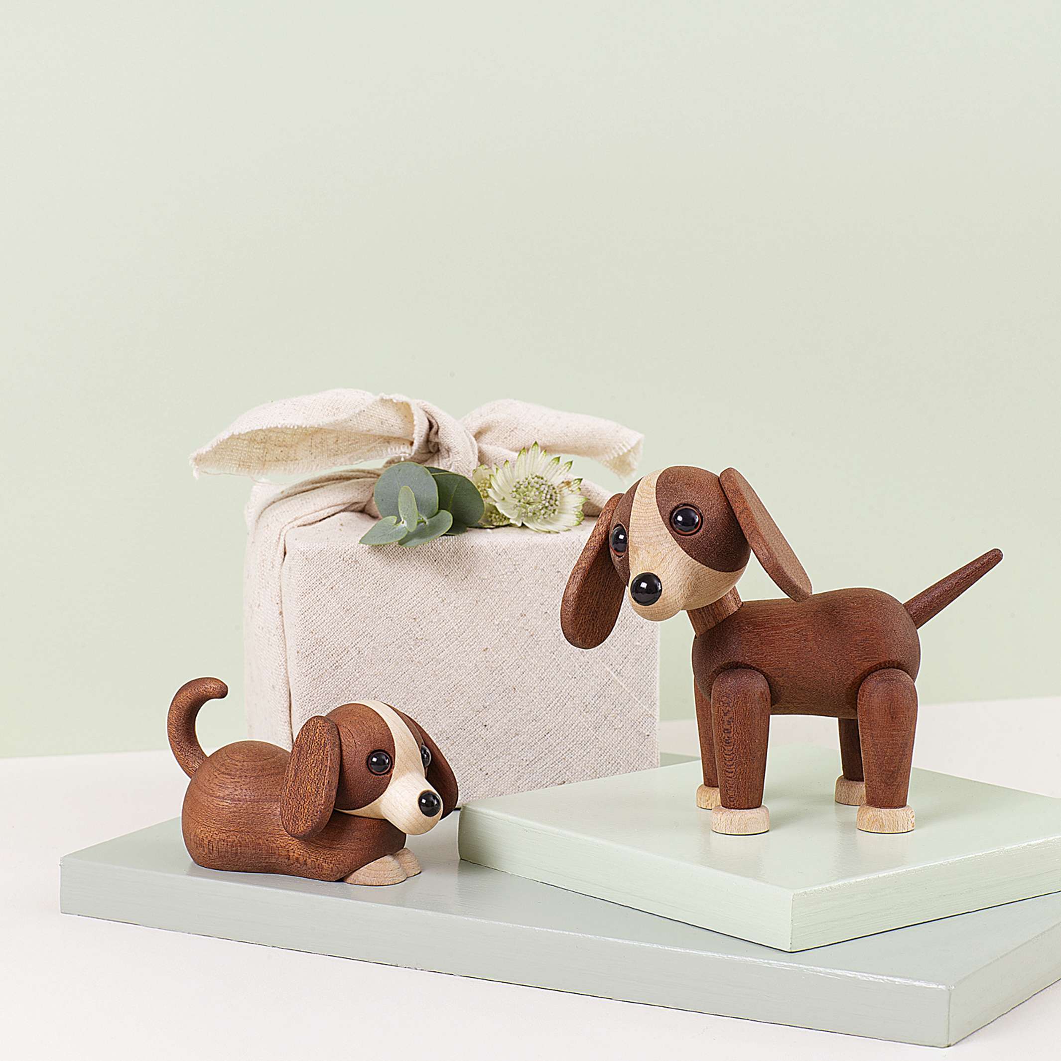 JOJO - liegender, kleiner Hund - Holz-Dekofigur - Chresten Sommer | Spring Copenhagen