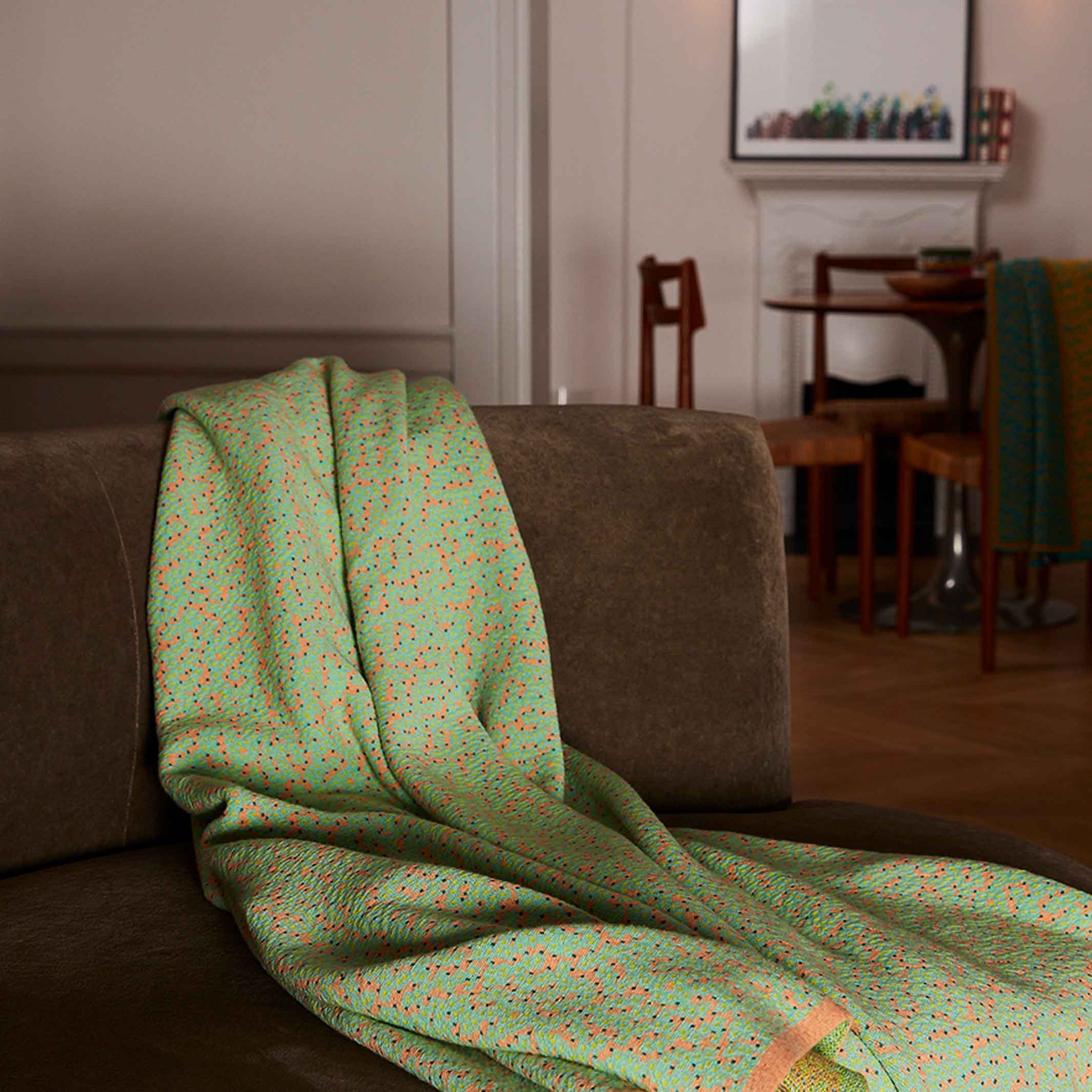 BITMAP LABYRINTH Fresh Green | hellgüne TAGESDECKE | 180x140 cm | 90% Baumwolle | Cristian Zuzunaga